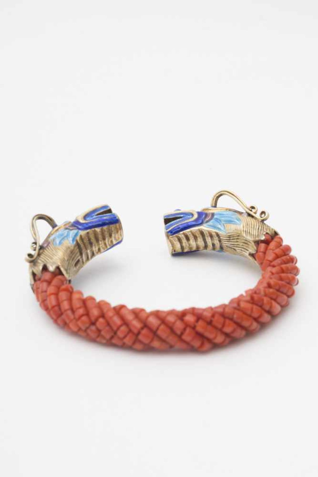 Coral bracelet - China, 20th century Rigid, semi-open, composed of twisted strands of coral beads, - Bild 2 aus 2