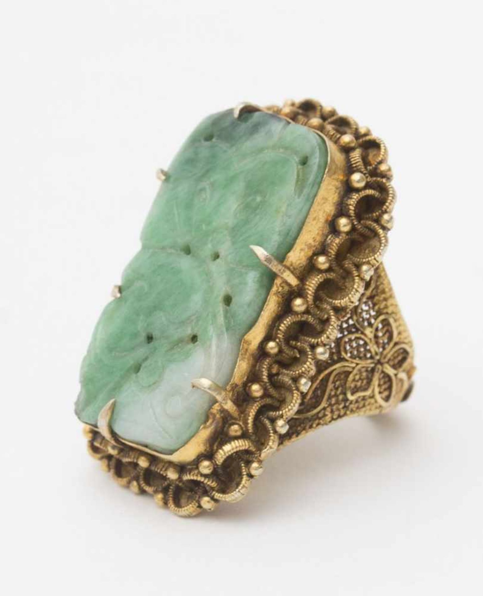 Ring set with jade - China, 20th century Gilded silver filigree, set with a jade plaque in the
