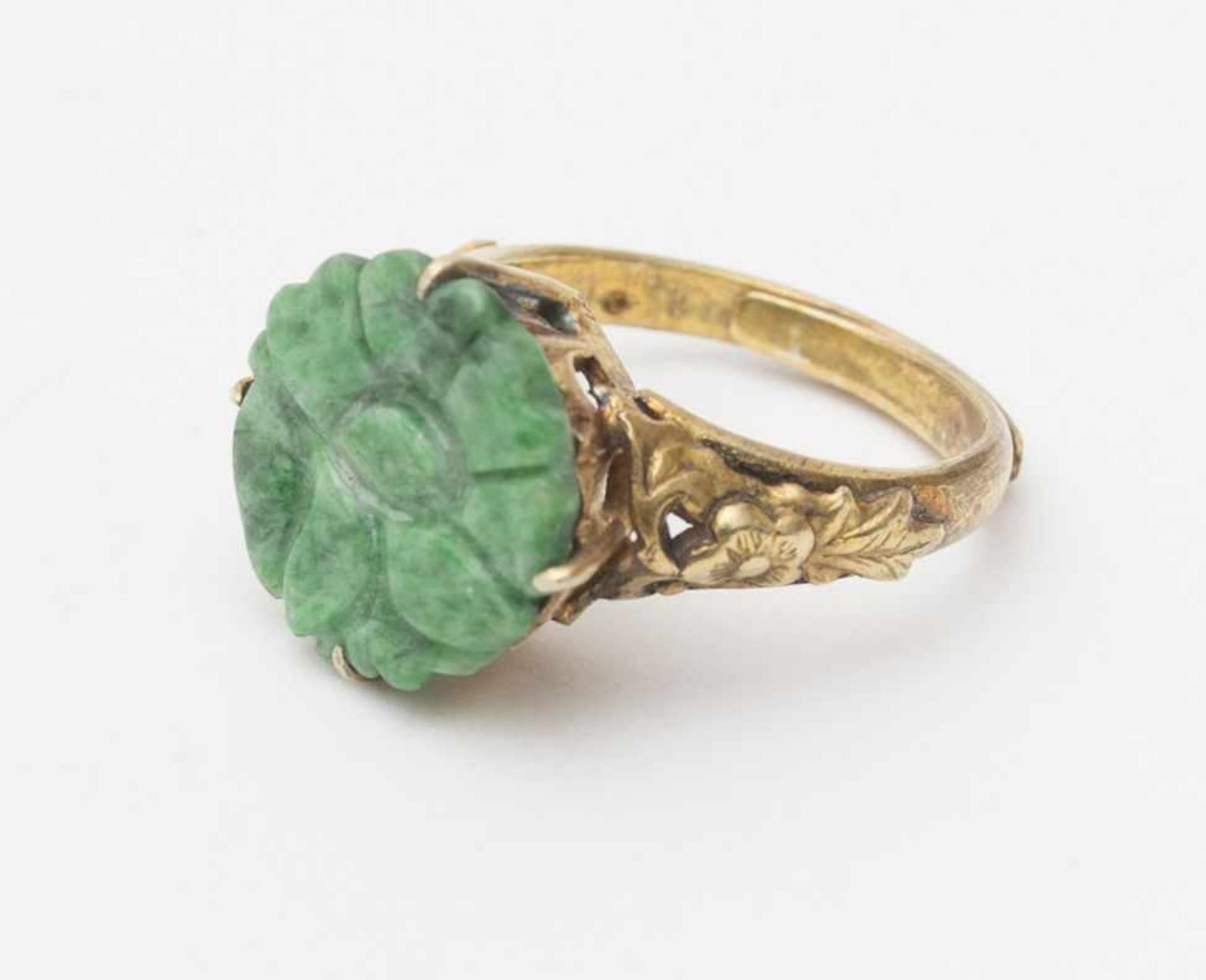 Ring set with jade - China, 20th century Gilded silver filigree, set with a round jade plaque (1.2