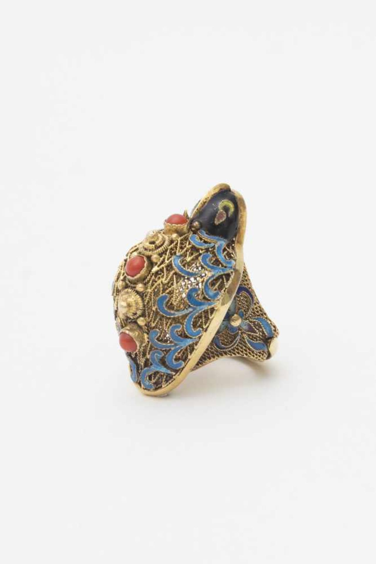 Turtle ring set with coral - China, 20th century Gilded silver filigree, decorated with blue enamel.