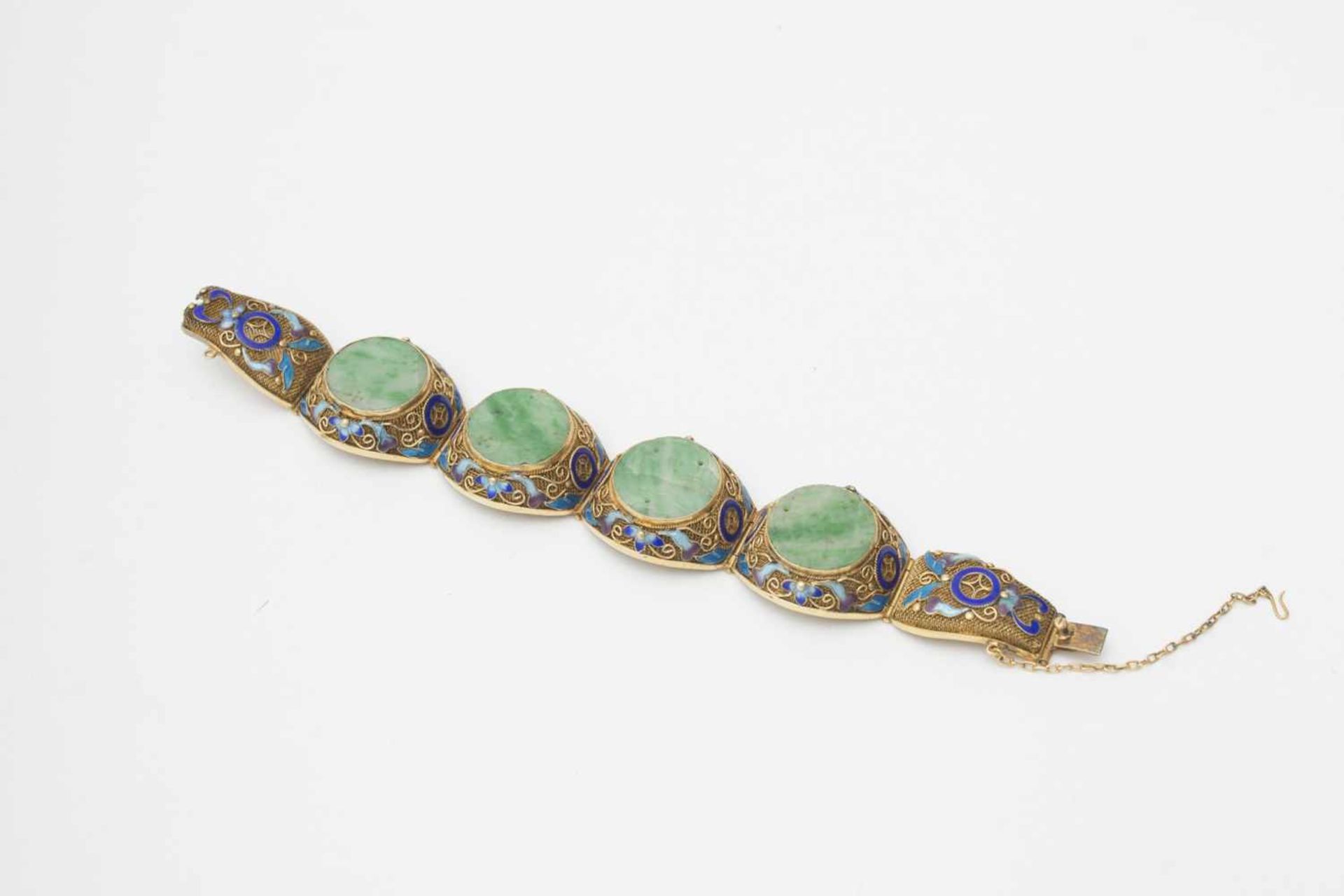 Bracelet set with jade - China, 20th century Articulated, comprised of 3 gilded silver filigree - Bild 2 aus 3