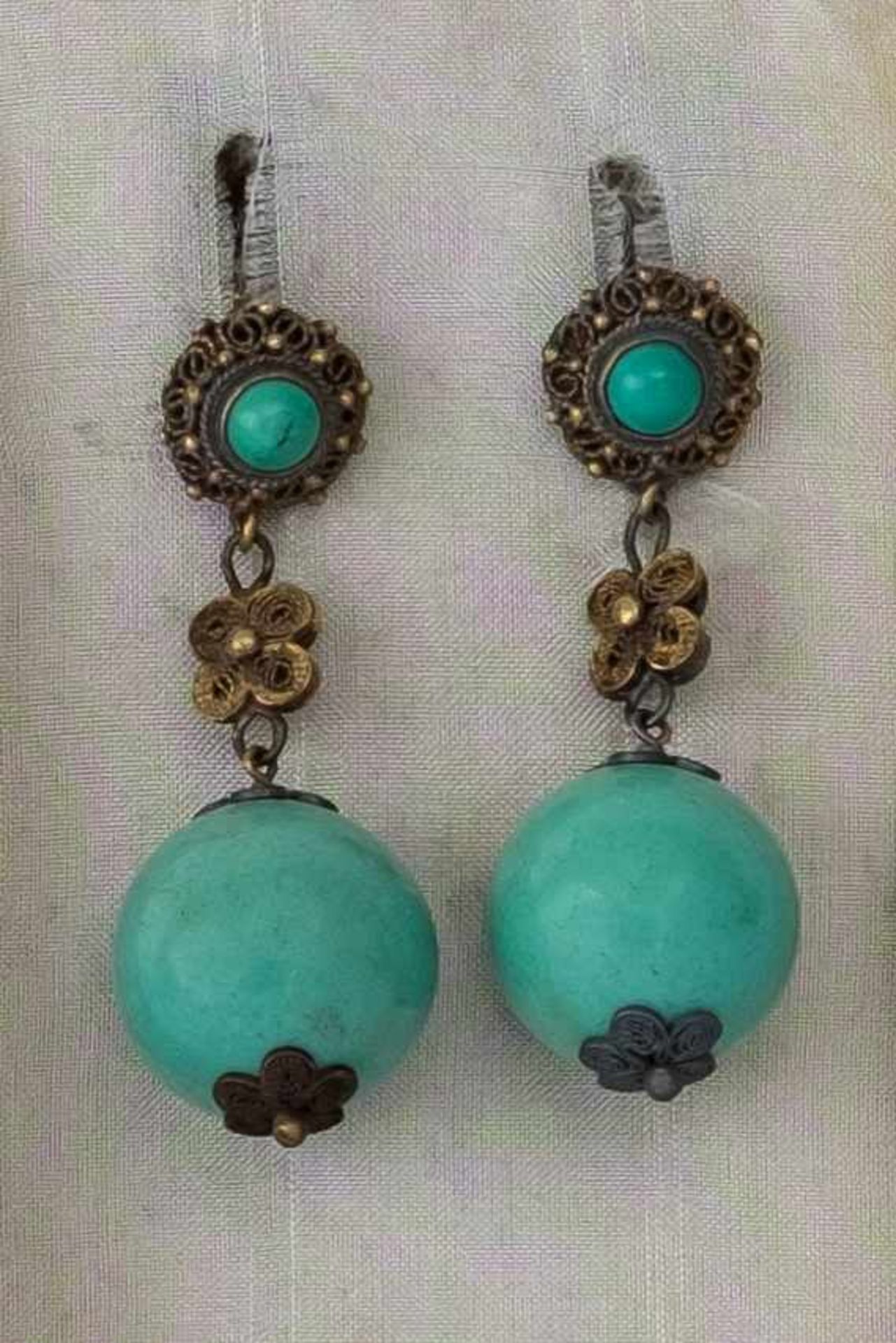 Pair of earrings - China, early 20th century Gilded silver filigree, each decorated with a turquoise