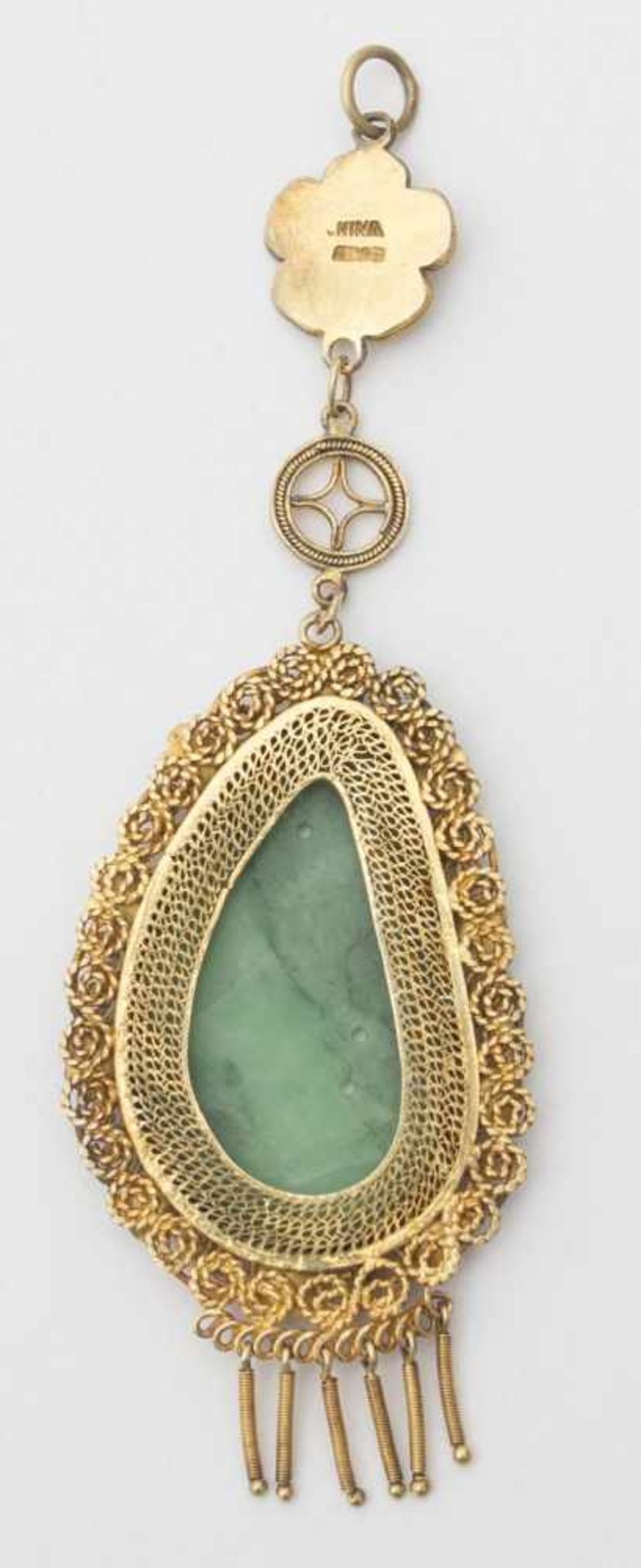 Pendant set with jade - China, 20th century In gilded silver filigree, decorated in green enamel, - Bild 2 aus 2