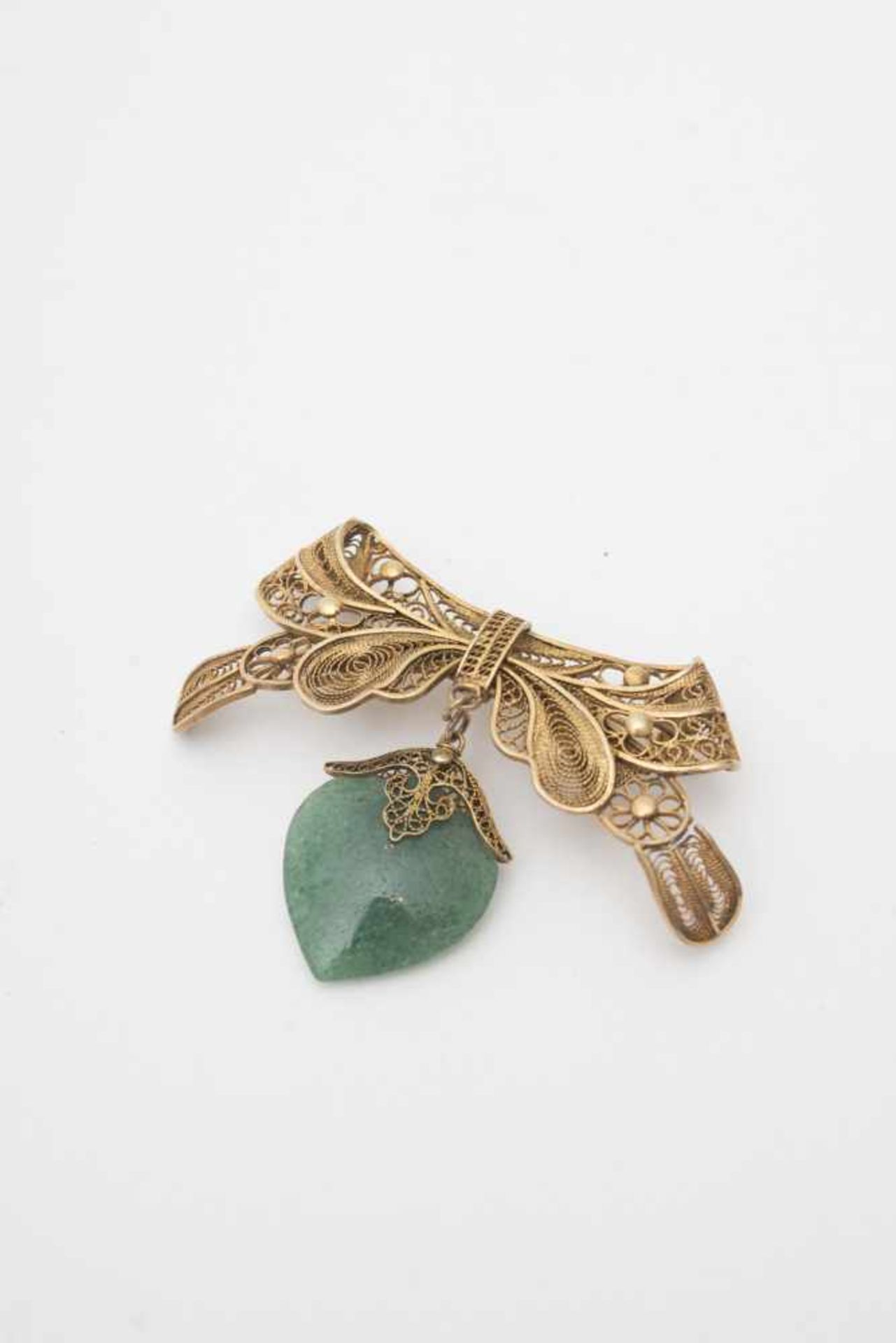 Brooch - China, 20th century Silver filigree, featuring a knot embellished with a heart-shaped green