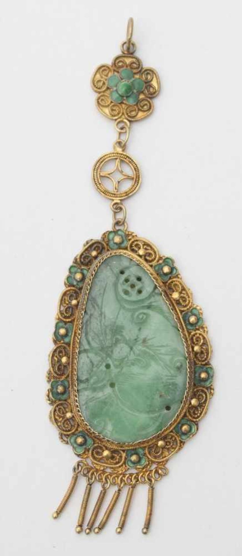 Pendant set with jade - China, 20th century In gilded silver filigree, decorated in green enamel,