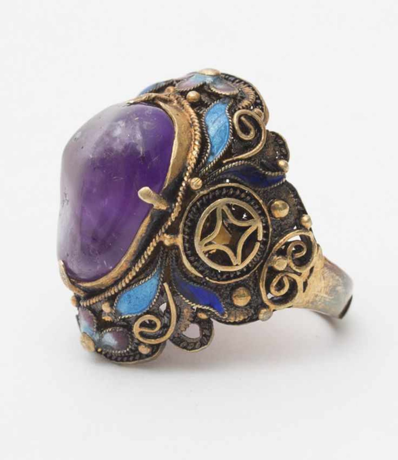 Ring set with an amethyst - China, 20th century Gilded silver filigree decorated with blue and