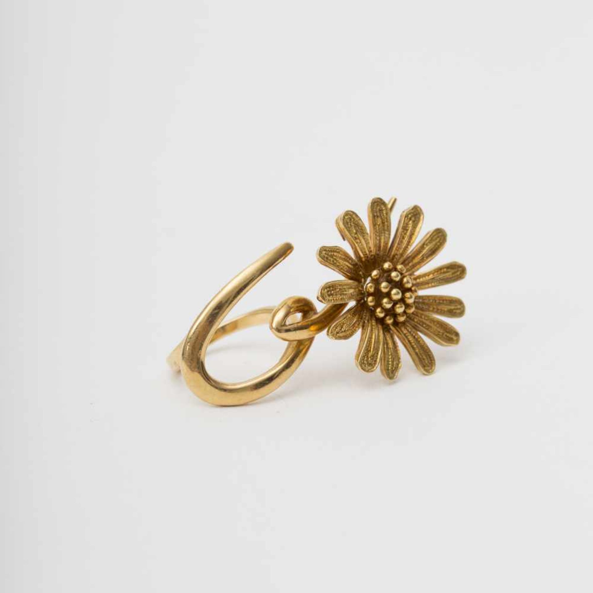 Daisy ring 18K yellow gold depicting a daisy. It straddles two fingers. Hallmark: 750. Italian work.
