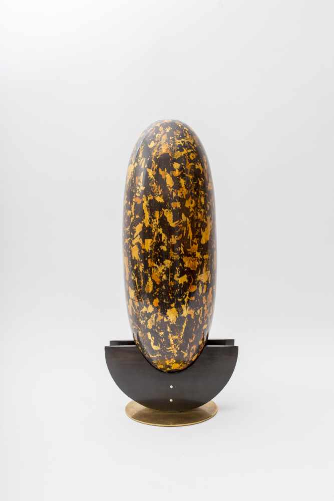 Jean Lemmens (1945) Vase EB7 Dark brown and golden lacquer on brass, gyobu-nashiji, roiro-nuri, base