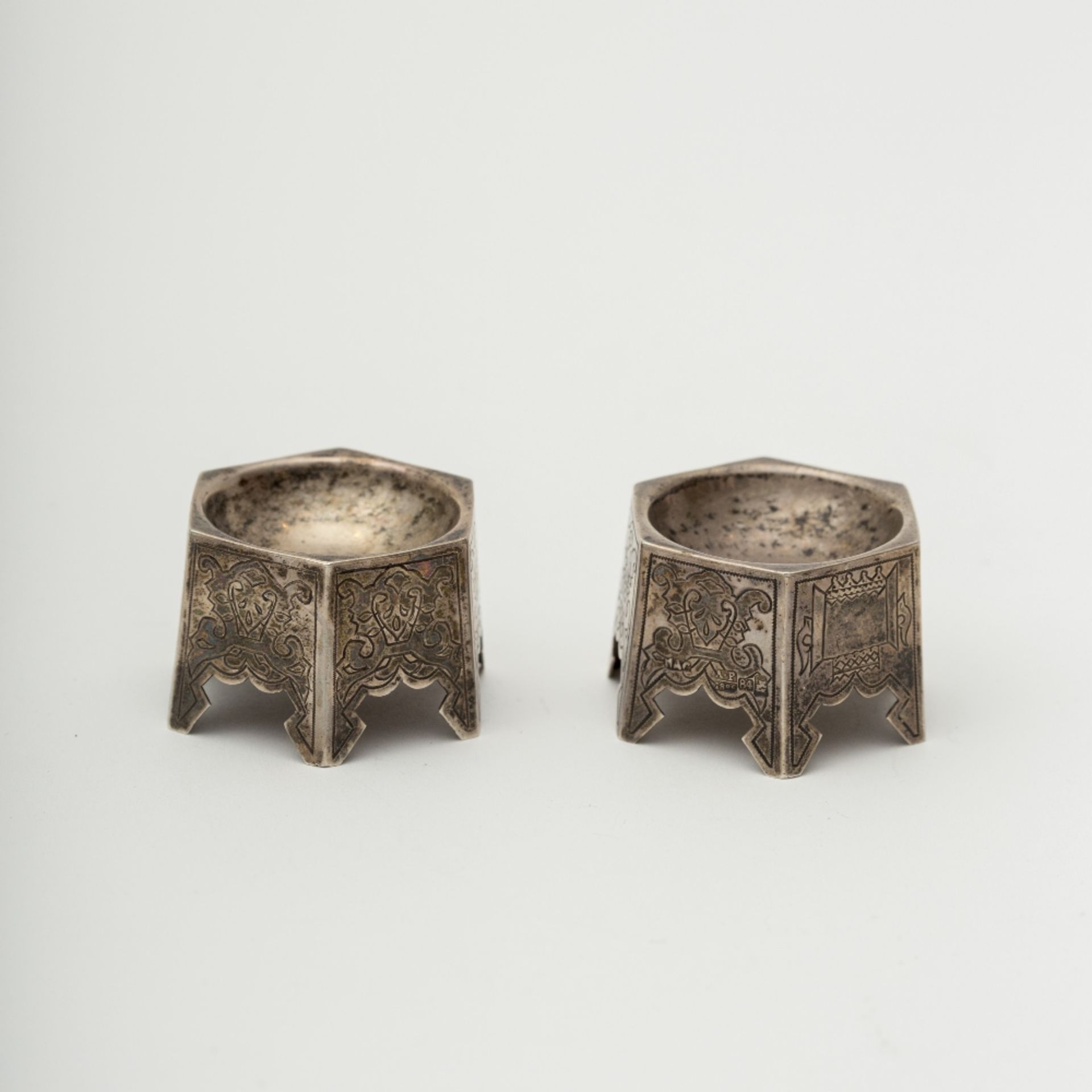 Russia Pair of salt cellars Engraved silver, hexagonal with cut out feet. Hallmarks: 84, Moscow,