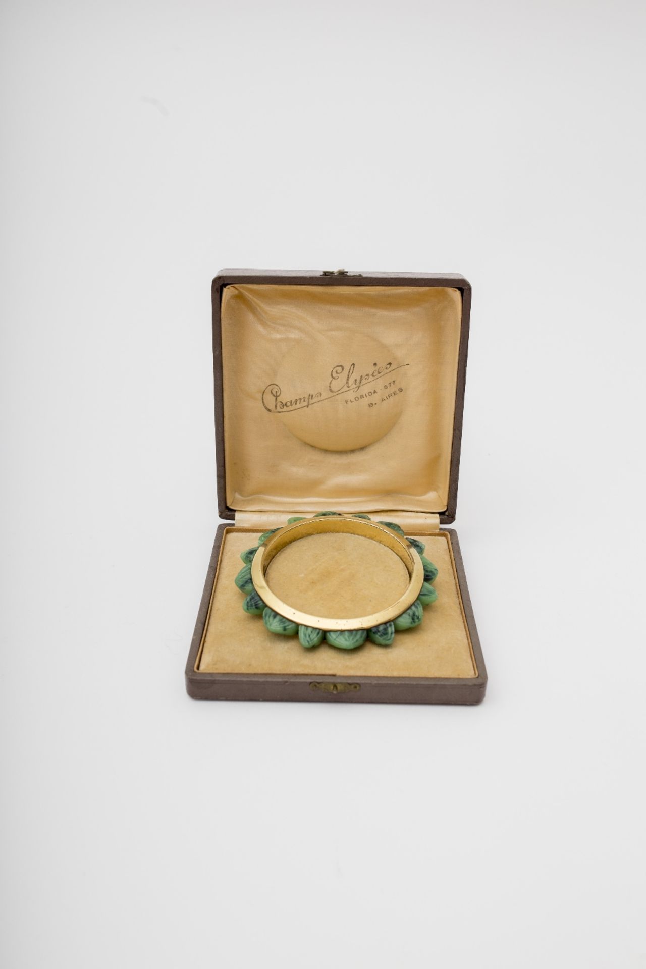 Oréum Art Deco bracelet Gilded metal (Oreum) adorned with green imitation jade points. In its box