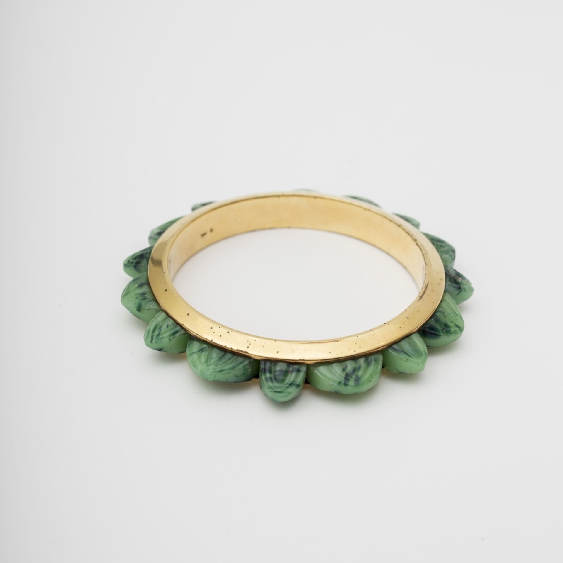 Oréum Art Deco bracelet Gilded metal (Oreum) adorned with green imitation jade points. In its box - Image 2 of 2