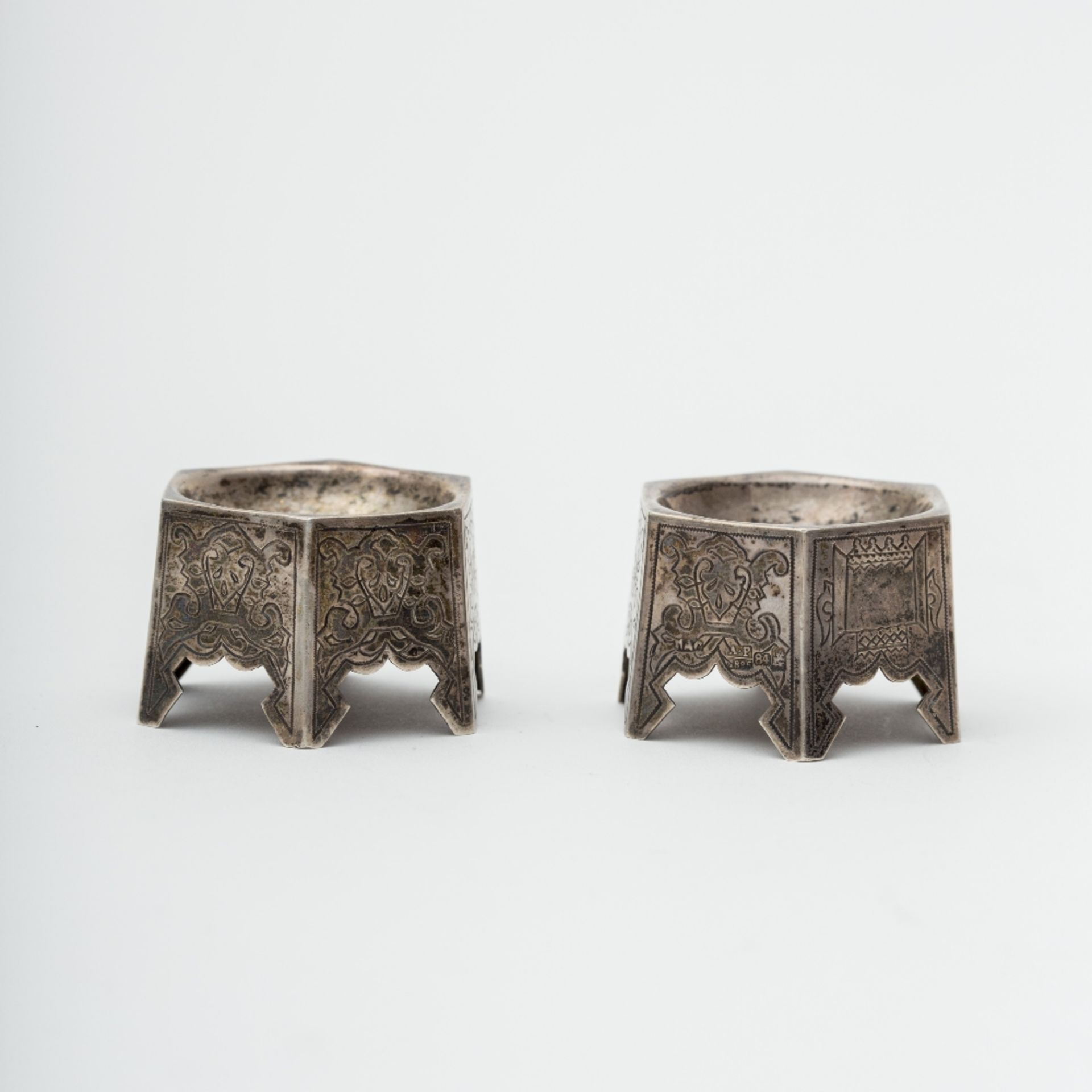 Russia Pair of salt cellars Engraved silver, hexagonal with cut out feet. Hallmarks: 84, Moscow, - Image 2 of 2