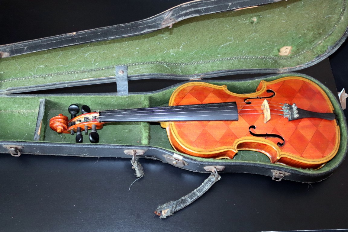 Decorative Violin With Diamond Decorated Body, Two Piece Back With Split To Edge, Overall Length 23. - Image 6 of 6