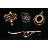 Collection Of 9ct Gold Jewellery To Include A Gem Set