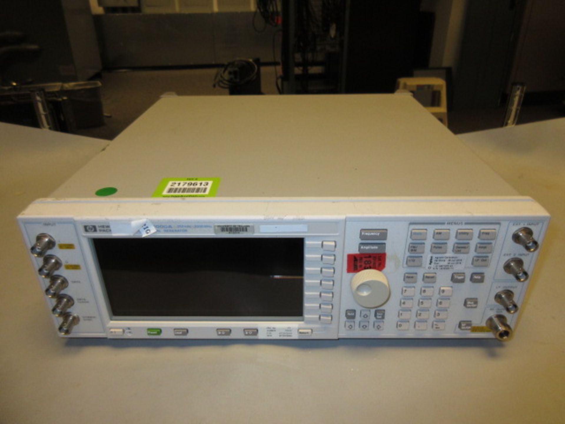 Hewlett Packard ESG-D3000A Digital Signal Generator. Digital Signal Generator, 250 kHz - 3000 MHz,