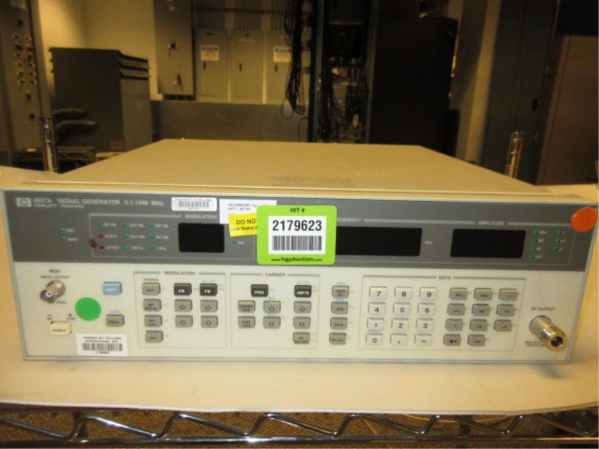 Hewlett Packard 8657A Signal Generator. Signal Generator, 0.1-1040 MHz, 100-240v. SN# 3430U02224. - Image 2 of 3