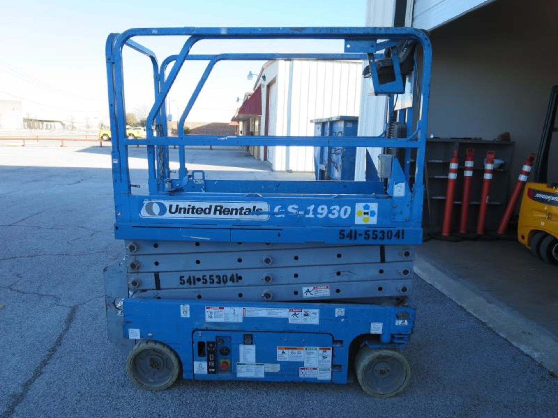 Genie GS-1930 Scissor Lift, 500 lb. capacity, Platform Max. Height 15ft. Max working height 21ft. - Image 8 of 10