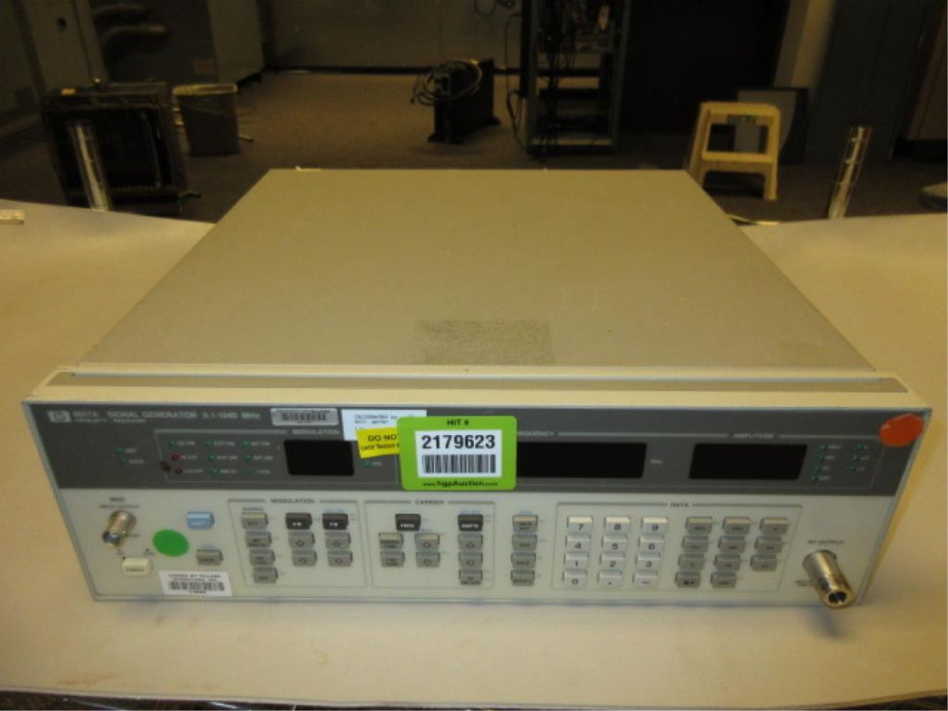 Hewlett Packard 8657A Signal Generator. Signal Generator, 0.1-1040 MHz, 100-240v. SN# 3430U02224.