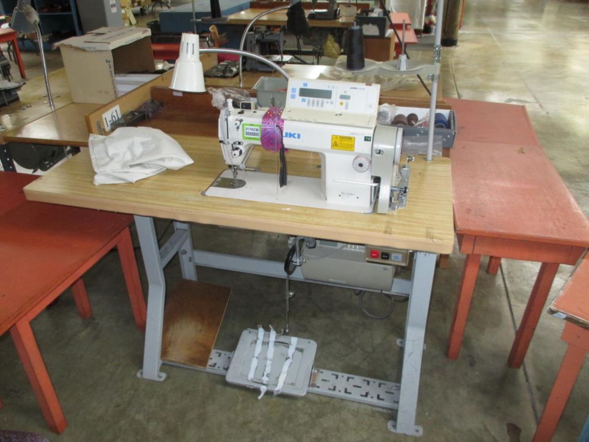 Lockstitch Reverse Industrial Sewing Machine. Juki DDL-5550N-7 1-Needle Lockstitch Reverse