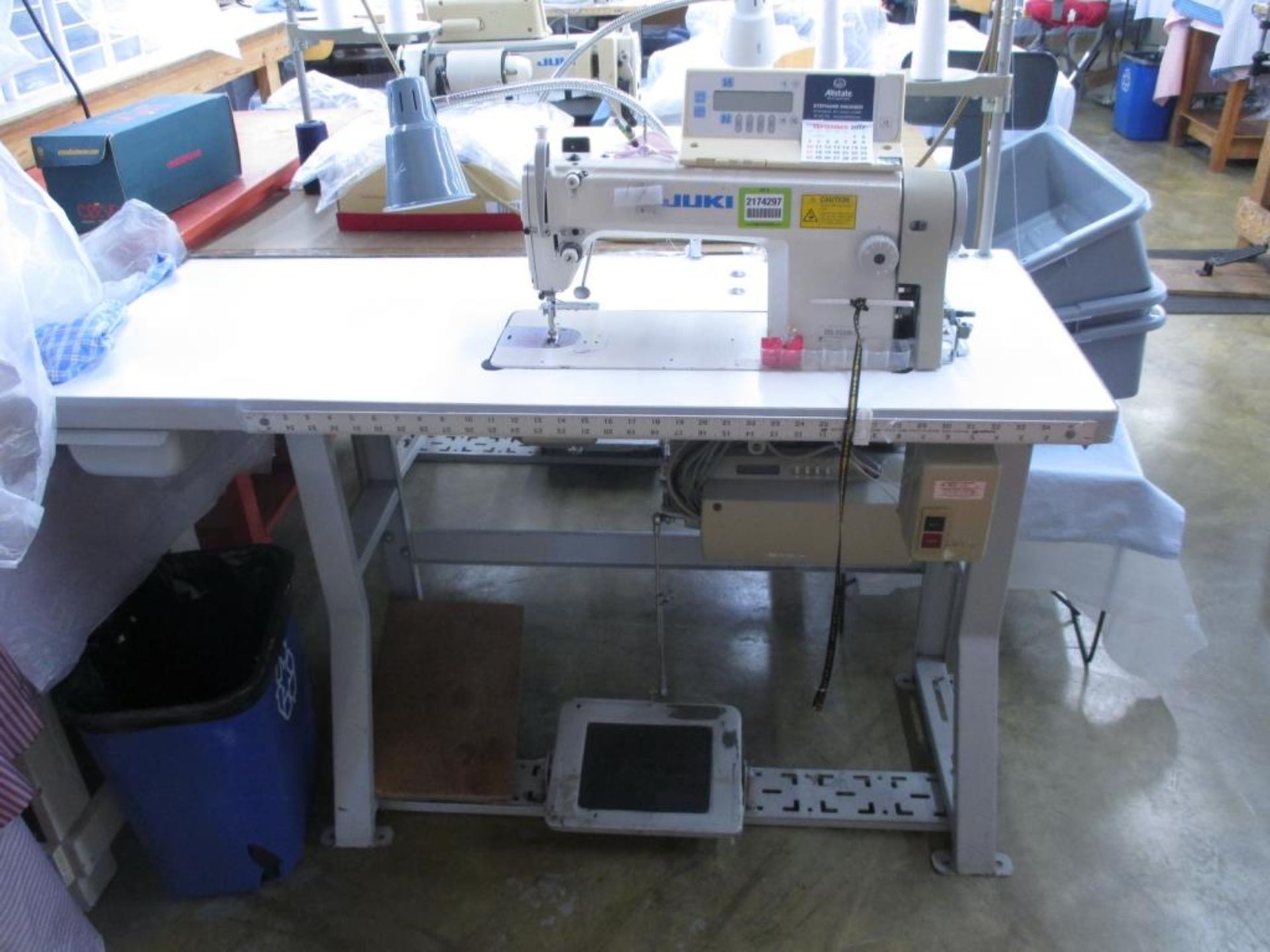 Lockstitch Reverse Industrial Sewing Machine. Juki DDL-5550N-7 1-Needle Lockstitch Reverse