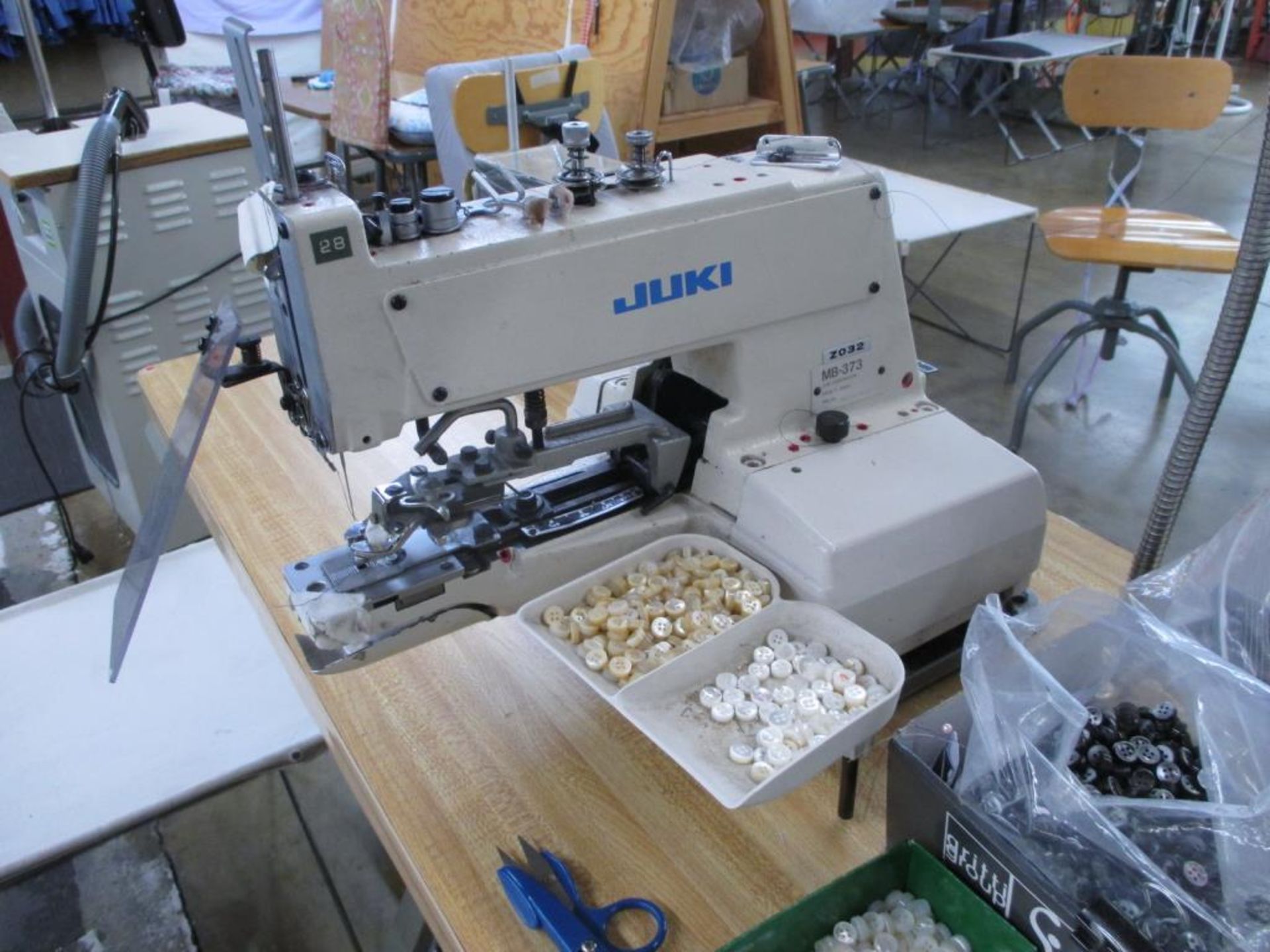 Automatic Button Sewing Machine. Juki MB-373 Z032 Automatic Button Sewing Machine, Chainstitch - Image 2 of 5