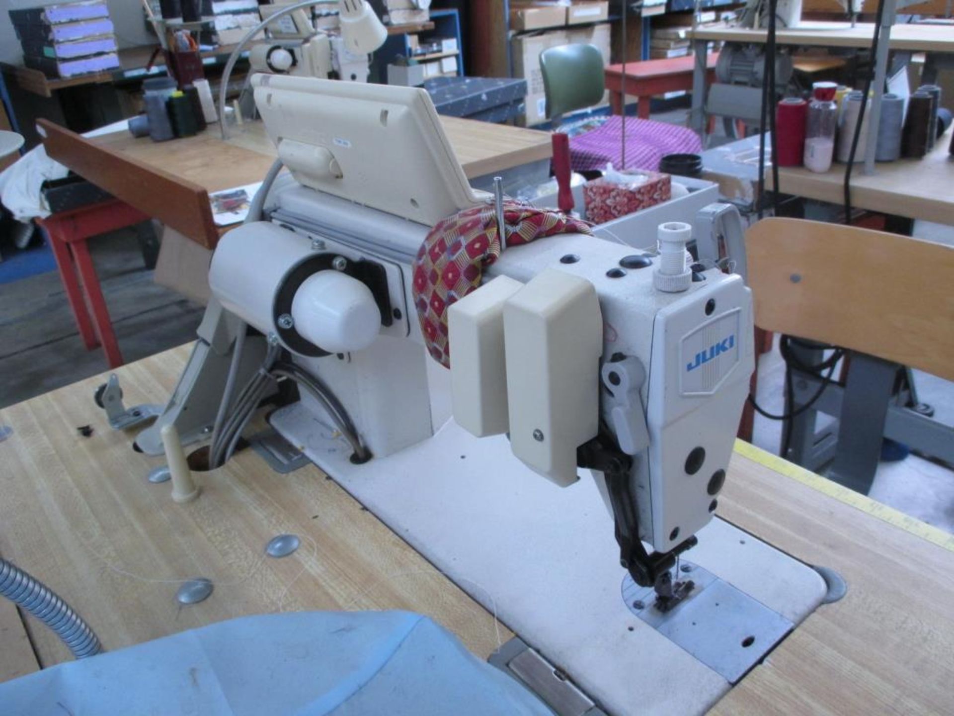 Lockstitch Reverse Industrial Sewing Machine. Juki DDL-5550N-7 1-Needle Lockstitch Reverse - Image 4 of 9