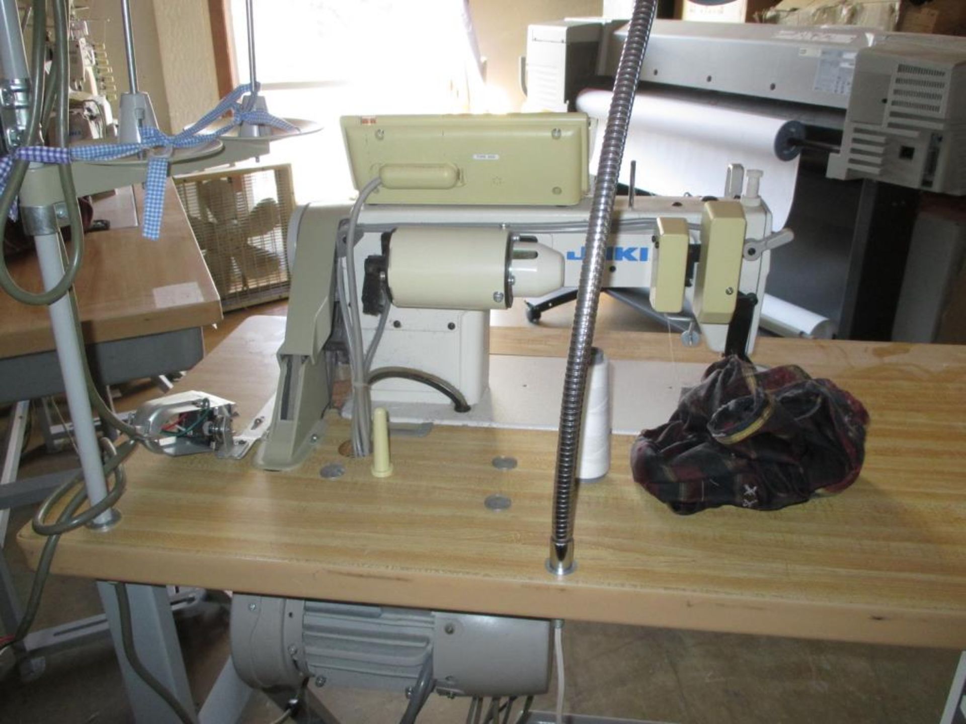 Lockstitch Reverse Industrial Sewing Machine. Juki DDL-5550N-7 1-Needle Lockstitch Reverse - Image 4 of 6