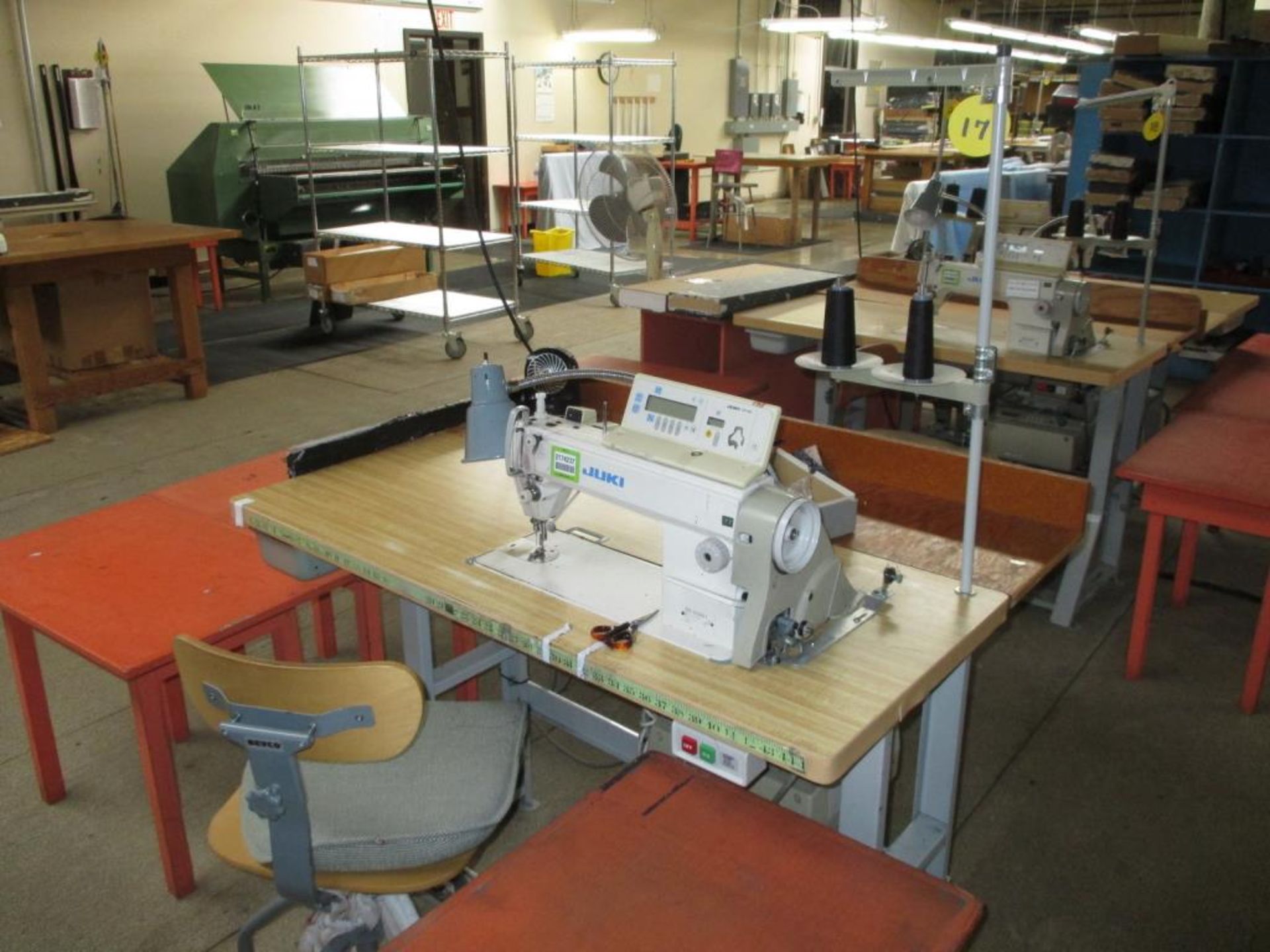 Lockstitch Reverse Industrial Sewing Machine. Juki DDL-5550N-7 1-Needle Lockstitch Reverse