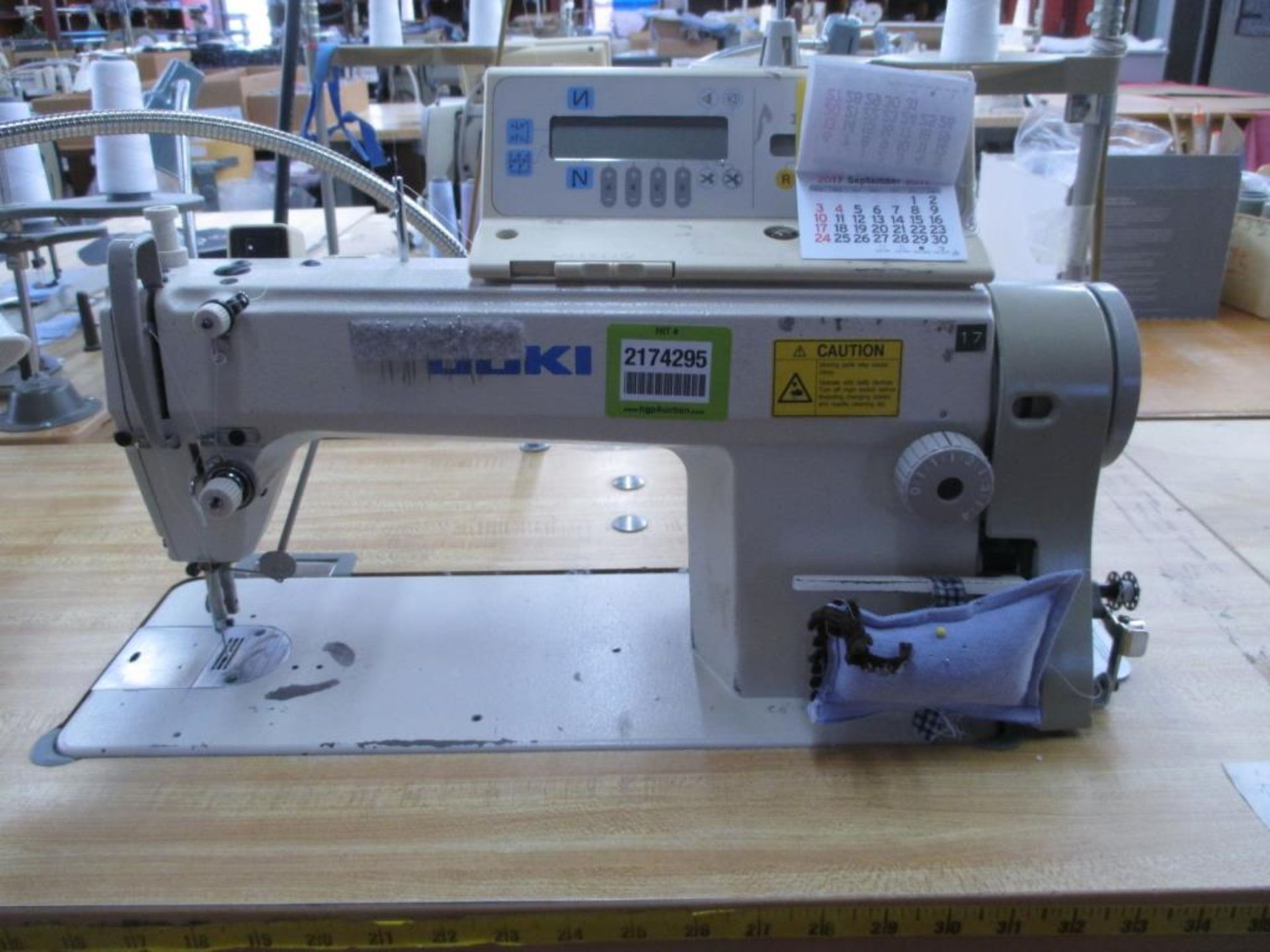 Lockstitch Reverse Industrial Sewing Machine. Juki DDL-5550N-7 1-Needle Lockstitch Reverse - Image 2 of 6