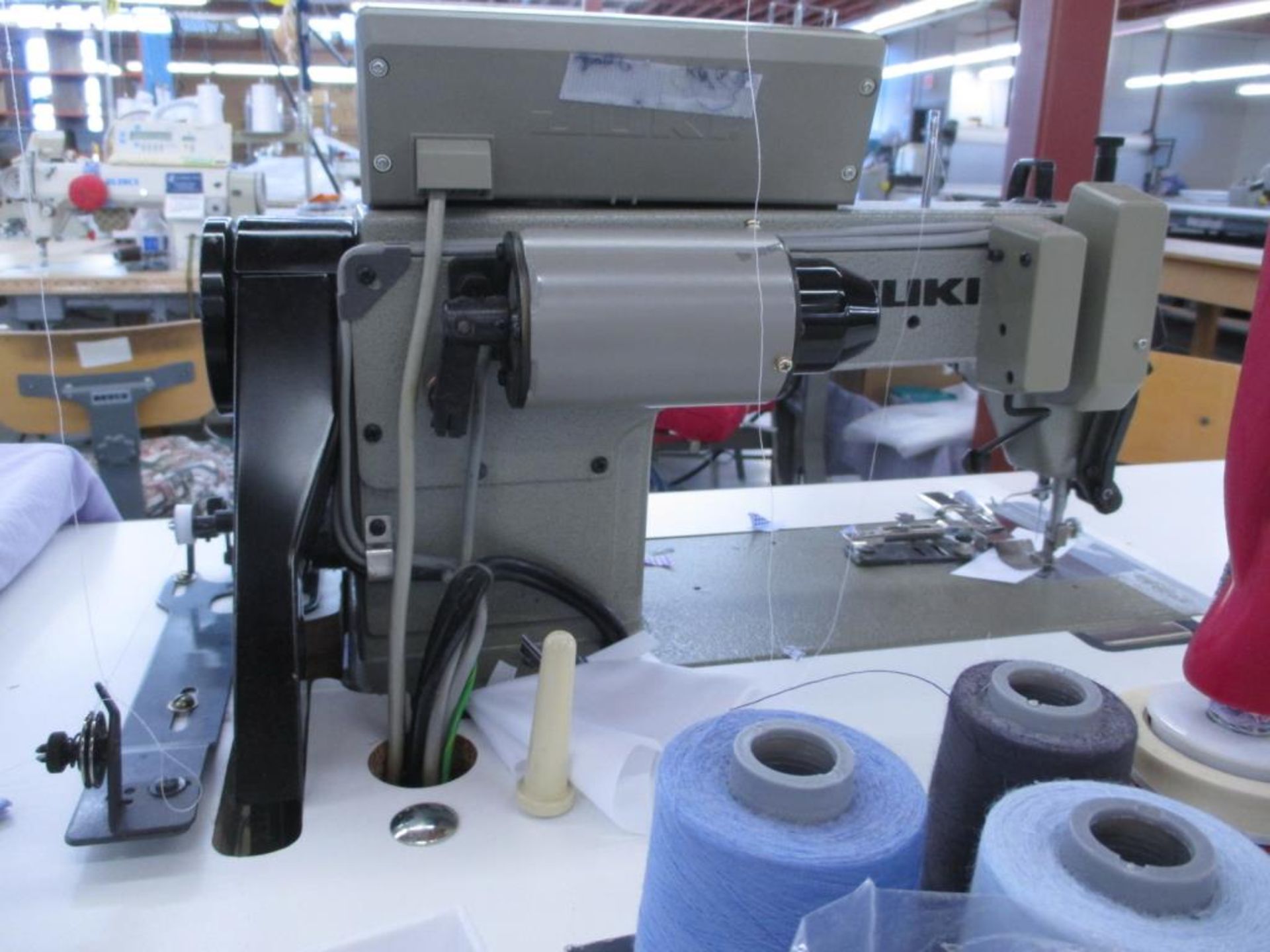 Lockstitch Reverse Industrial Sewing Machine. Juki DDL-5550-6 1-needle Lock Stitch Reverse - Image 4 of 5