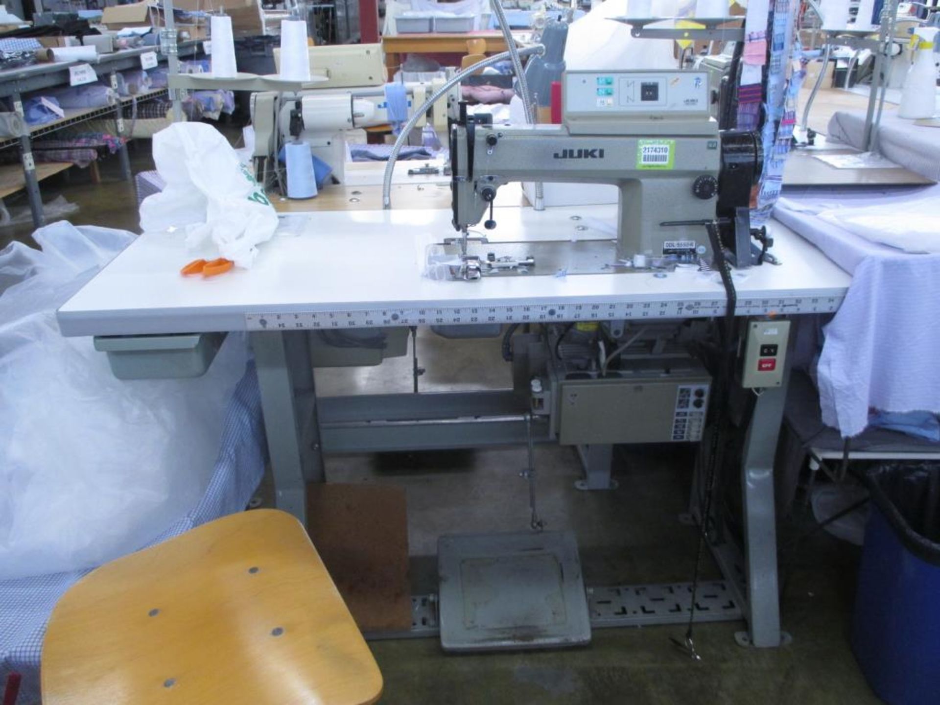 Lockstitch Reverse Industrial Sewing Machine. Juki DDL-5550-6 1-needle Lock Stitch Reverse