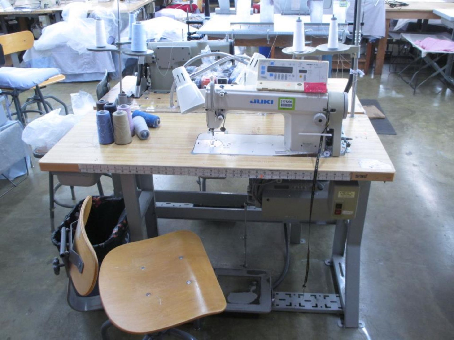 Lockstitch Reverse Industrial Sewing Machine. Juki DDL-5550N-7 1-Needle Lockstitch Reverse