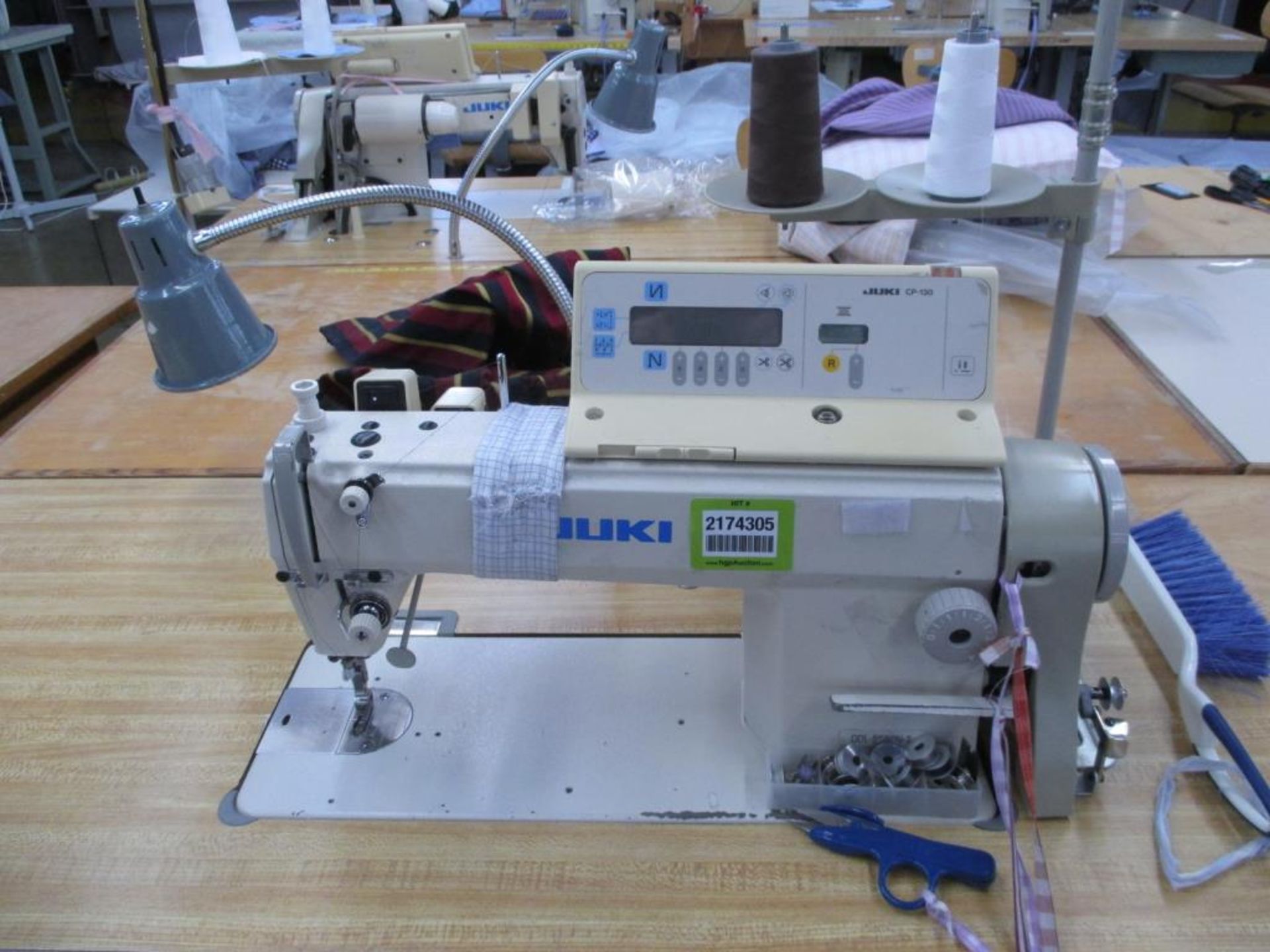 Lockstitch Reverse Industrial Sewing Machine. Juki DDL-5550N-7 1-Needle Lockstitch Reverse - Image 2 of 7