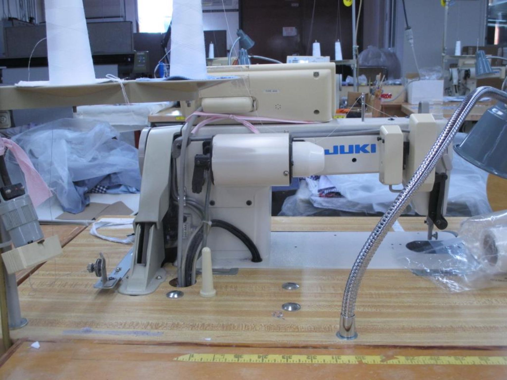 Lockstitch Reverse Industrial Sewing Machine. Juki DDL-5550N-7 1-Needle Lockstitch Reverse - Image 4 of 7