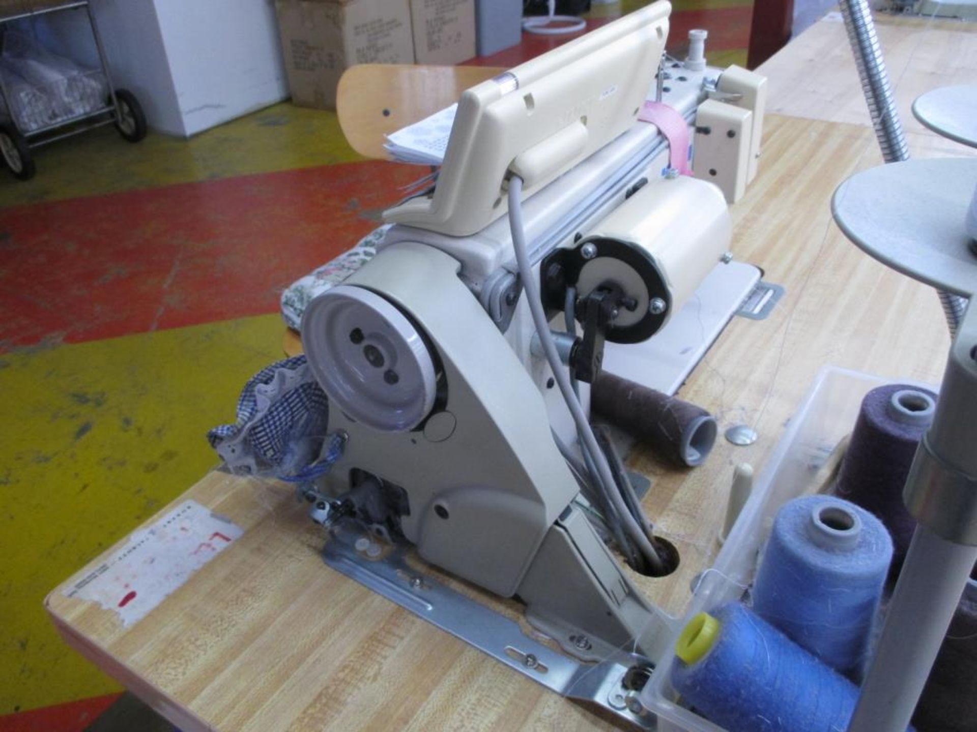 Lockstitch Reverse Industrial Sewing Machine. Juki DDL-5550N-7 1-Needle Lockstitch Reverse - Image 4 of 7