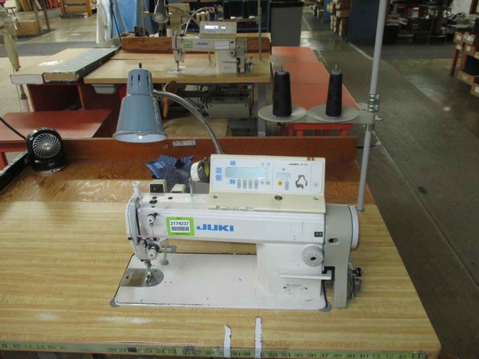 Lockstitch Reverse Industrial Sewing Machine. Juki DDL-5550N-7 1-Needle Lockstitch Reverse - Image 2 of 7