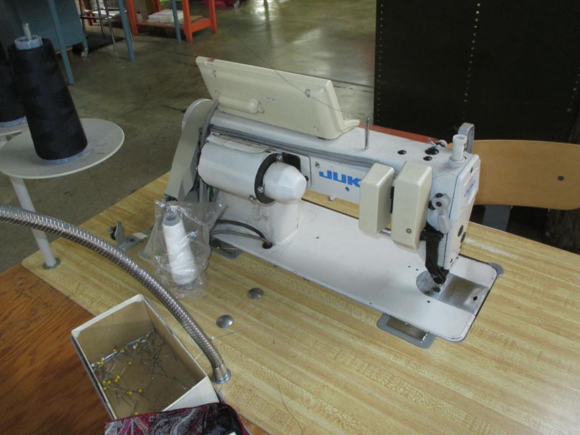 Lockstitch Reverse Industrial Sewing Machine. Juki DDL-5550N-7 1-Needle Lockstitch Reverse - Image 4 of 7