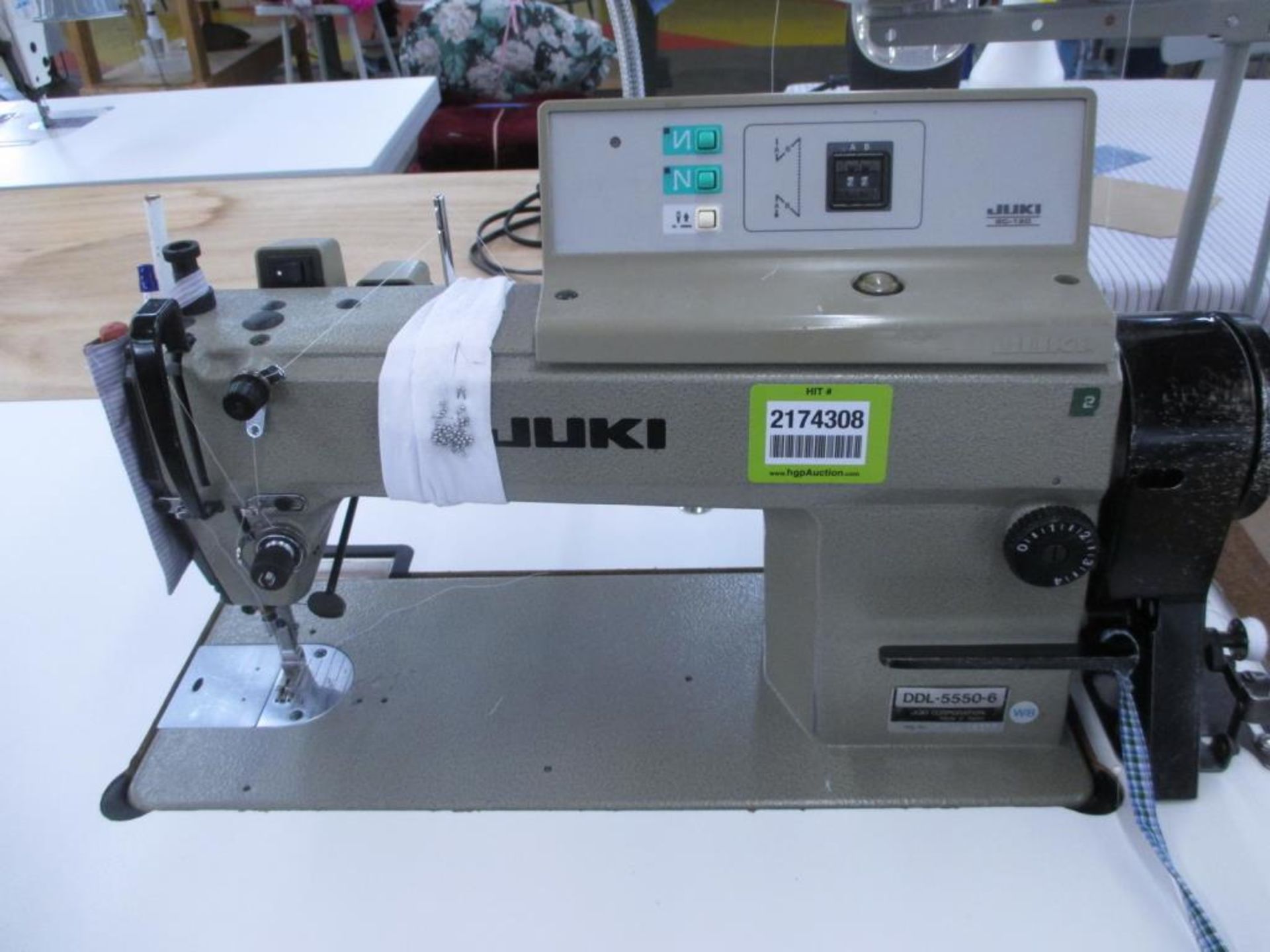 Lockstitch Reverse Industrial Sewing Machine. Juki DDL-5550-6 1-needle Lock Stitch Reverse - Image 2 of 5