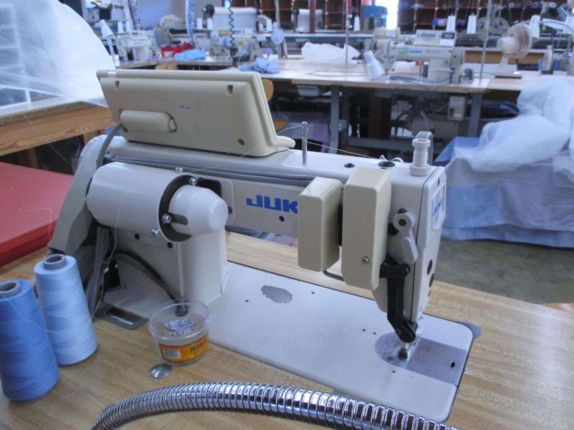 Lockstitch Reverse Industrial Sewing Machine. Juki DDL-5550N-7 1-Needle Lockstitch Reverse - Image 3 of 6