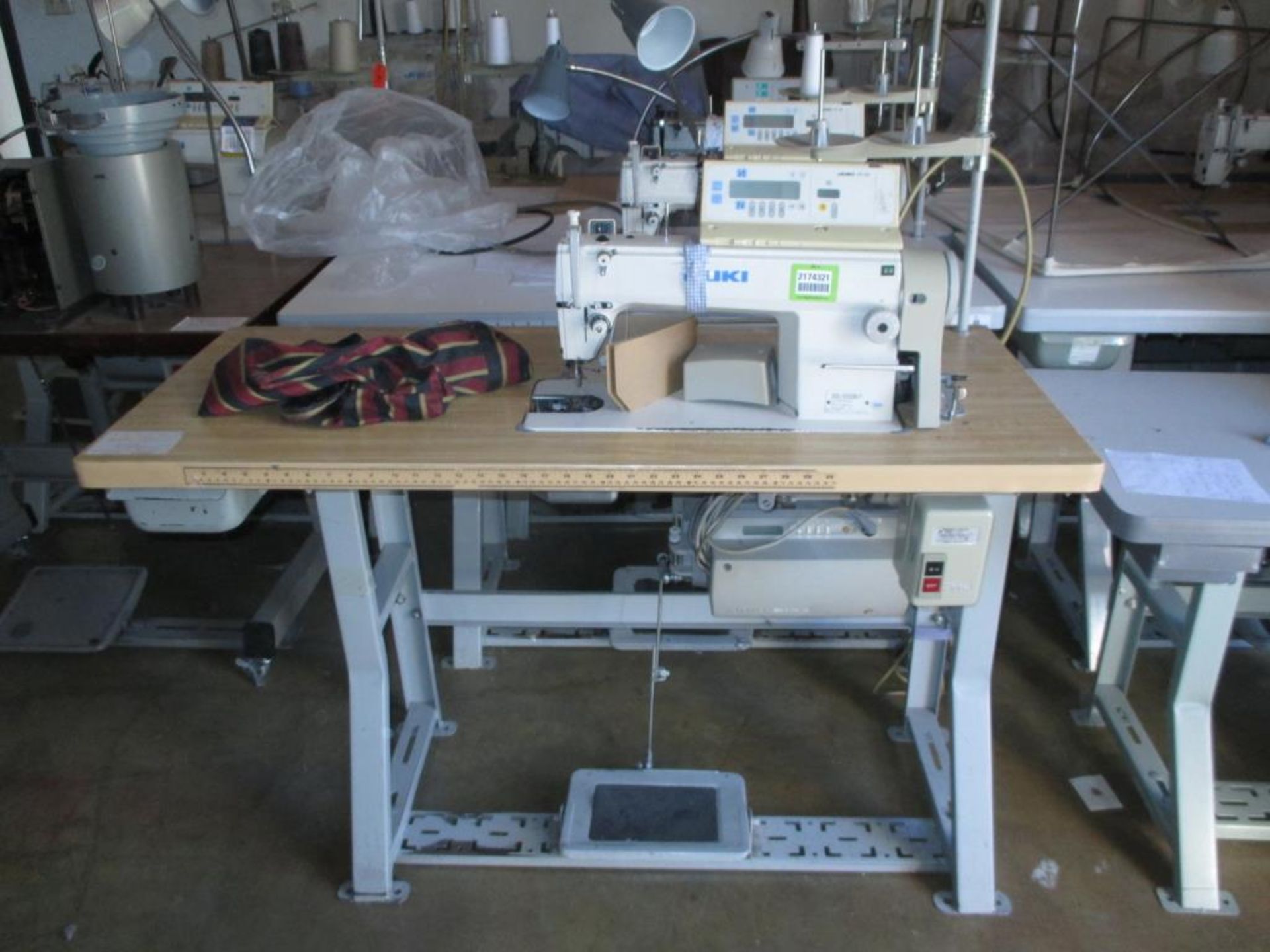 Lockstitch Reverse Industrial Sewing Machine. Juki DDL-5550N-7 1-Needle Lockstitch Reverse