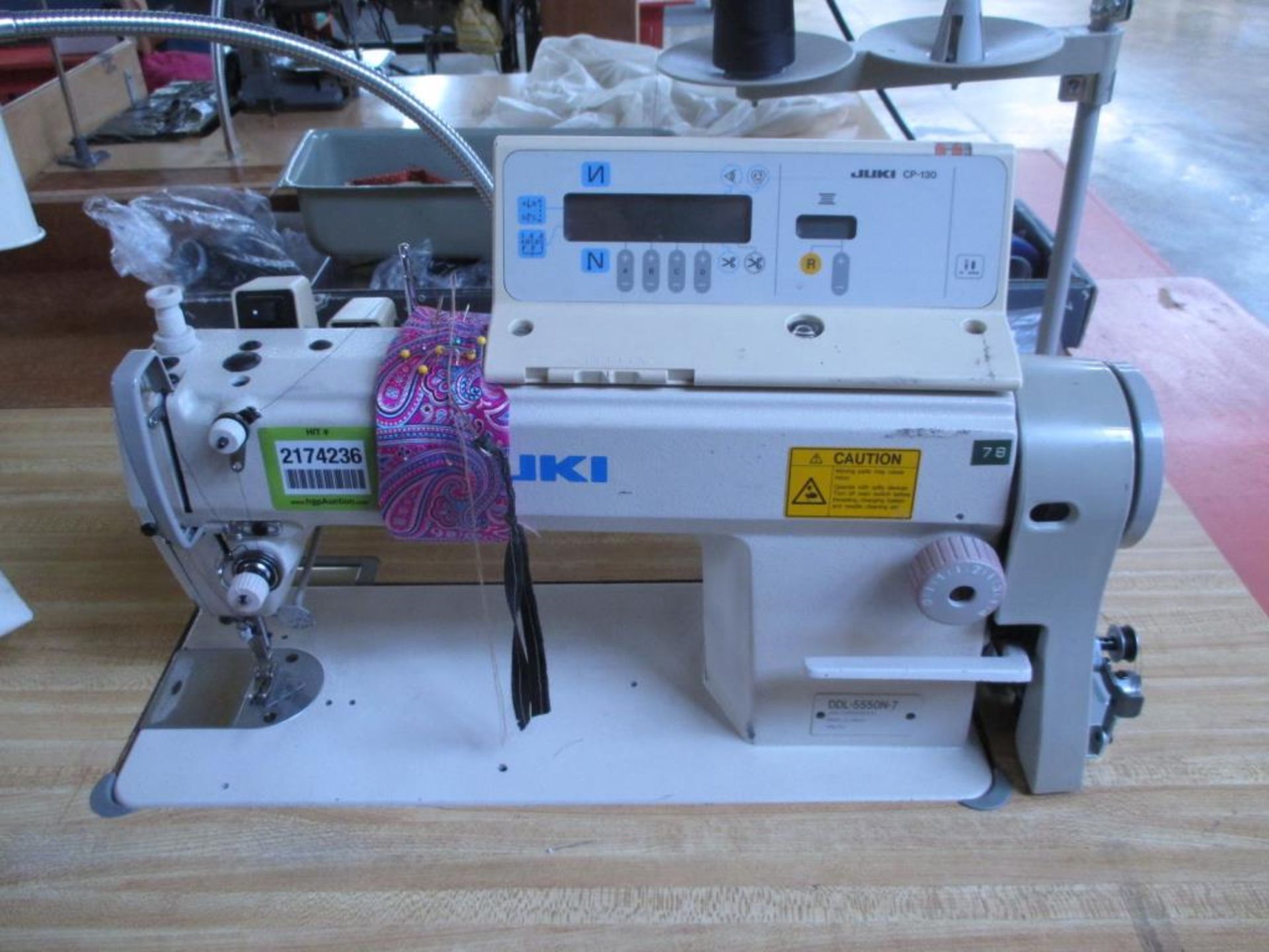 Lockstitch Reverse Industrial Sewing Machine. Juki DDL-5550N-7 1-Needle Lockstitch Reverse - Image 2 of 8