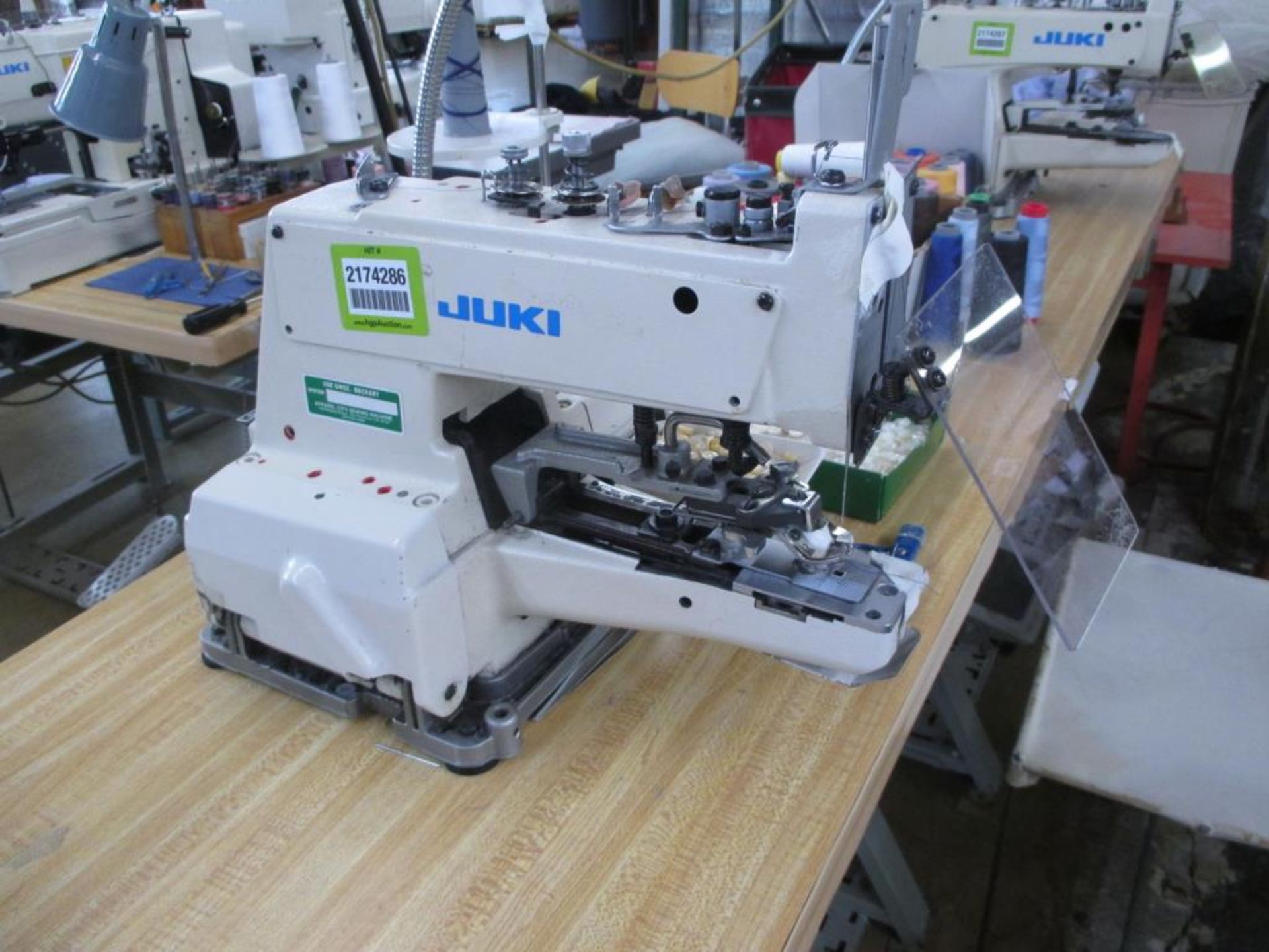 Automatic Button Sewing Machine. Juki MB-373 Z032 Automatic Button Sewing Machine, Chainstitch - Image 3 of 5