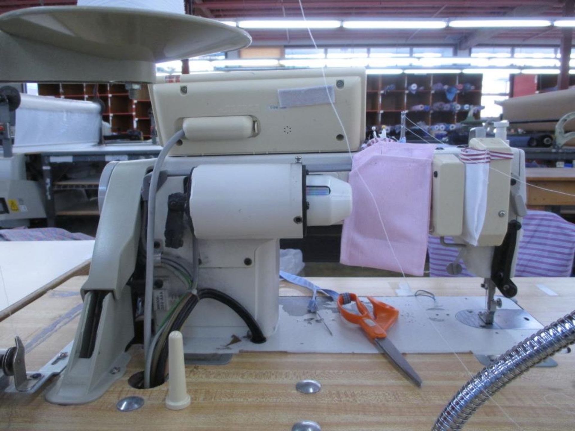 Lockstitch Reverse Industrial Sewing Machine. Juki DDL-5550N-7 1-Needle Lockstitch Reverse - Image 4 of 7