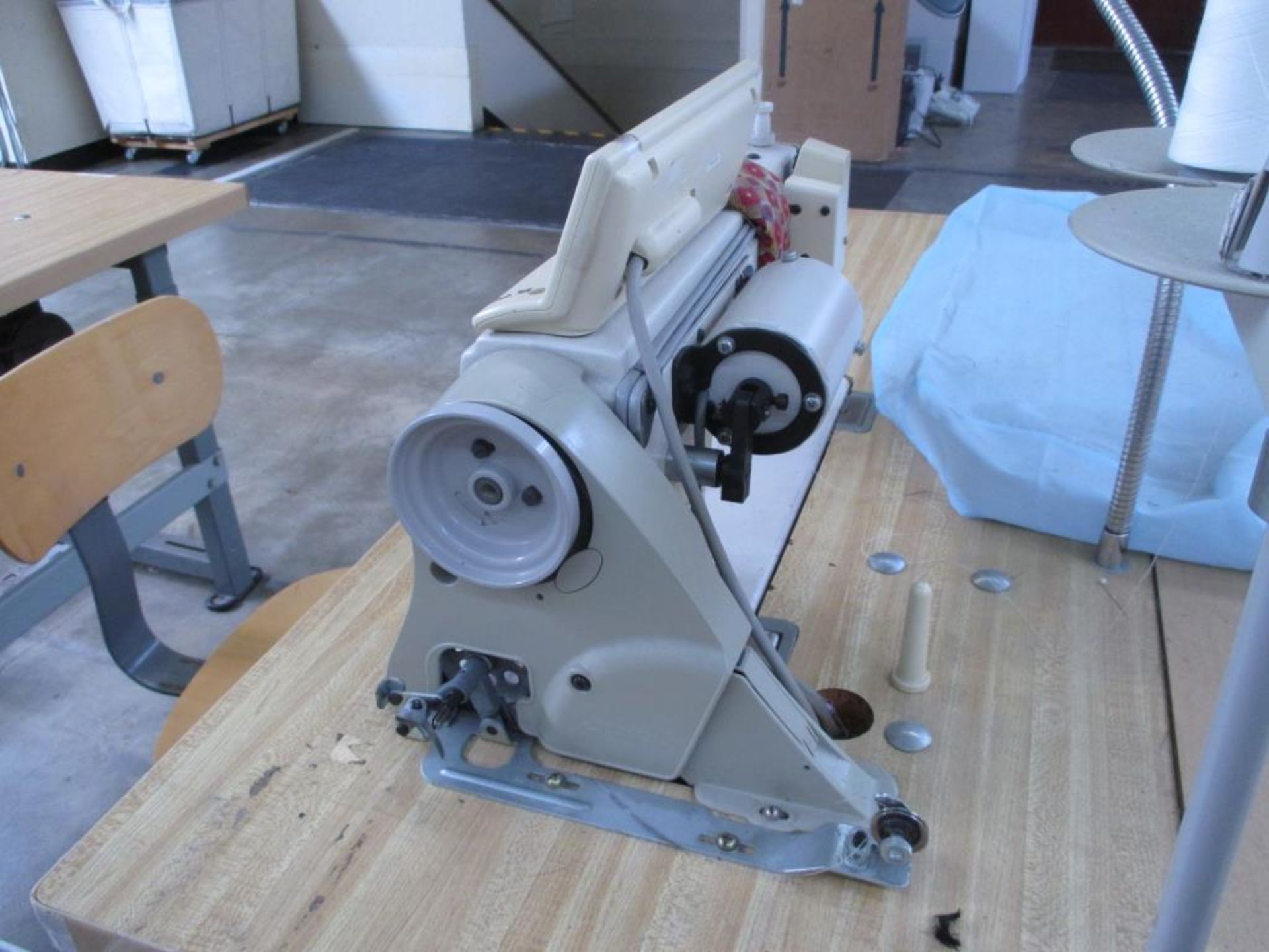 Lockstitch Reverse Industrial Sewing Machine. Juki DDL-5550N-7 1-Needle Lockstitch Reverse - Image 5 of 9