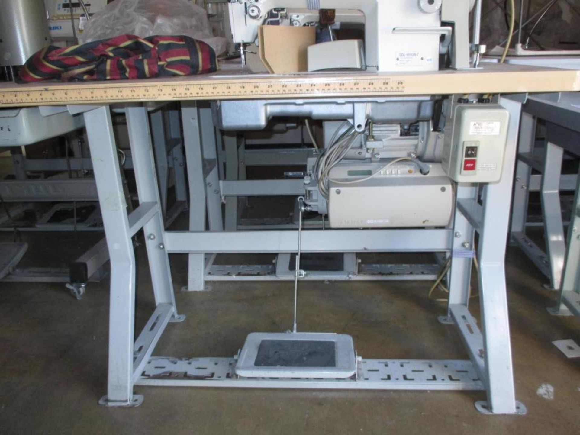 Lockstitch Reverse Industrial Sewing Machine. Juki DDL-5550N-7 1-Needle Lockstitch Reverse - Image 5 of 7
