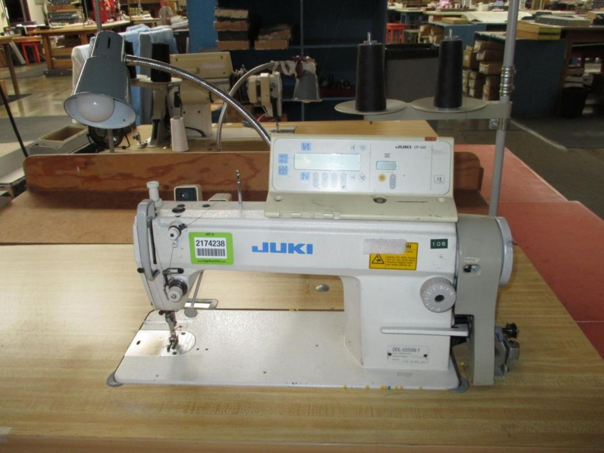 Lockstitch Reverse Industrial Sewing Machine. Juki DDL-5550N-7 1-Needle Lockstitch Reverse - Image 2 of 7