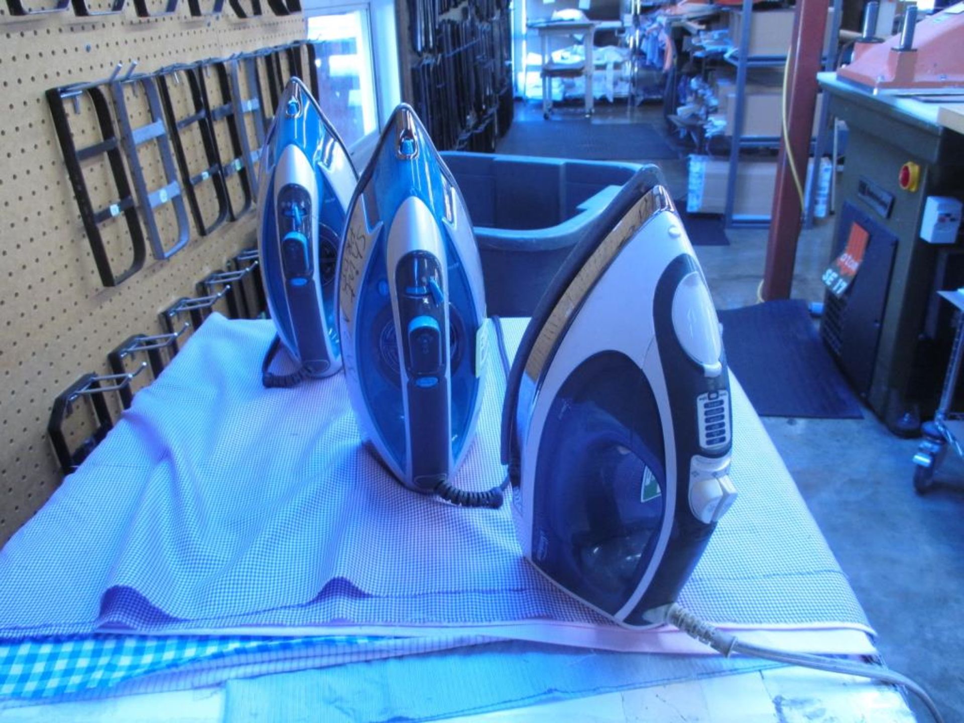 Steam Irons. Sunbeam Lot: Qty (3) Sunbeam Steam Irons, consisting of (1) MicroGlide, (2) Turbo Steam - Image 2 of 5