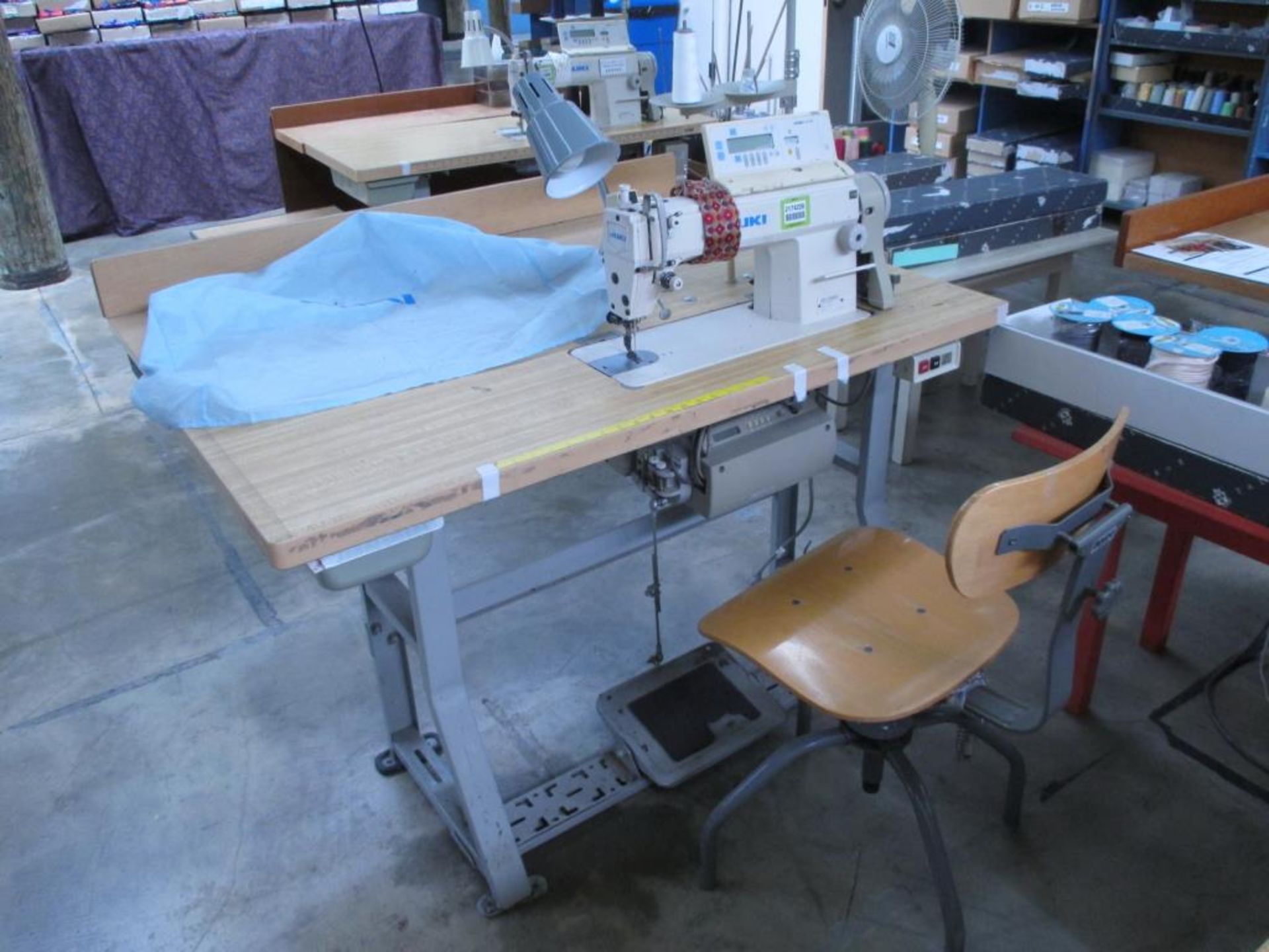 Lockstitch Reverse Industrial Sewing Machine. Juki DDL-5550N-7 1-Needle Lockstitch Reverse