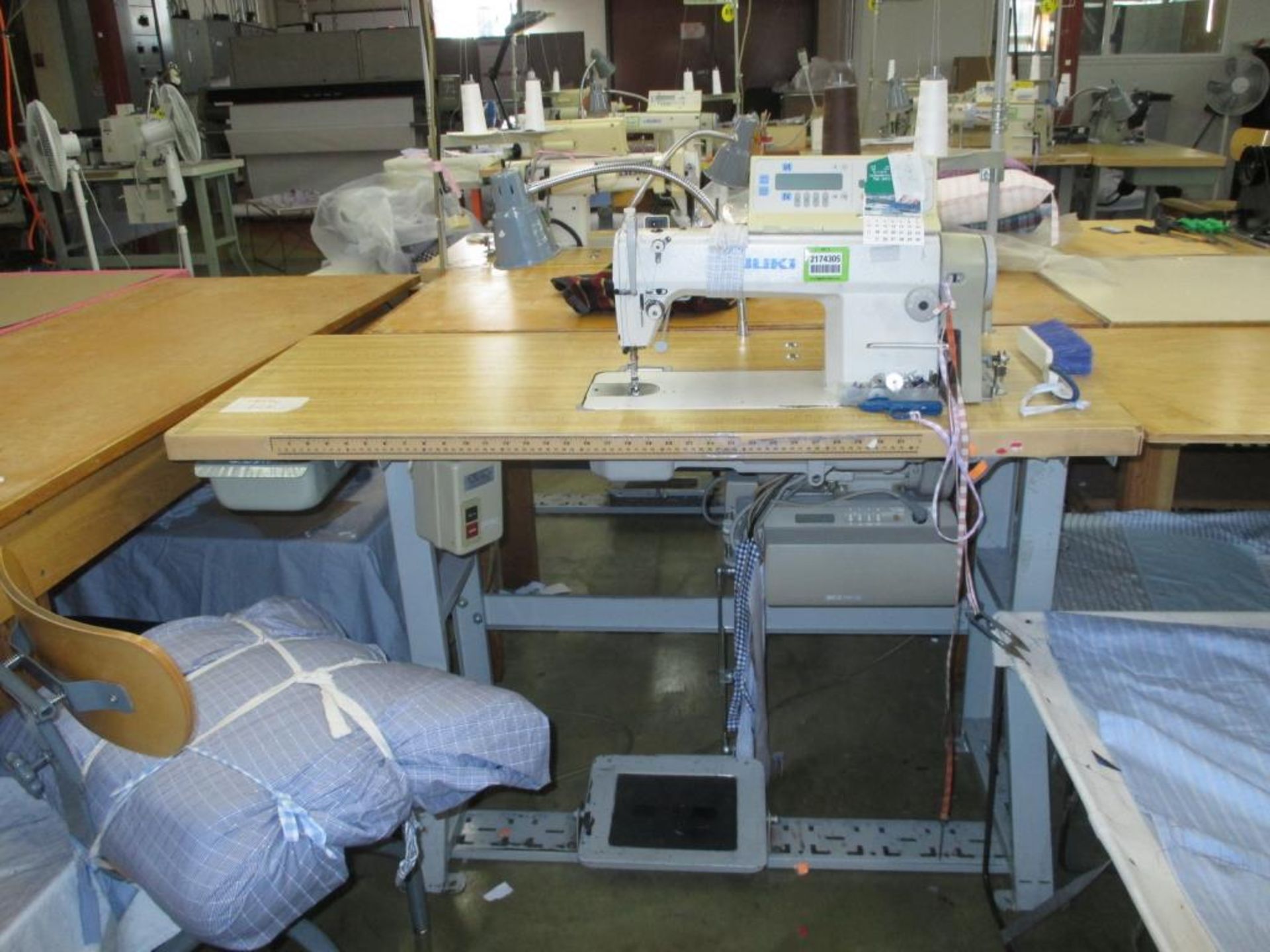 Lockstitch Reverse Industrial Sewing Machine. Juki DDL-5550N-7 1-Needle Lockstitch Reverse