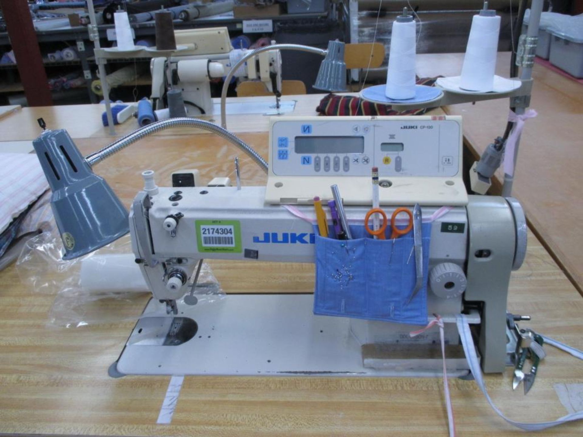 Lockstitch Reverse Industrial Sewing Machine. Juki DDL-5550N-7 1-Needle Lockstitch Reverse - Image 2 of 7